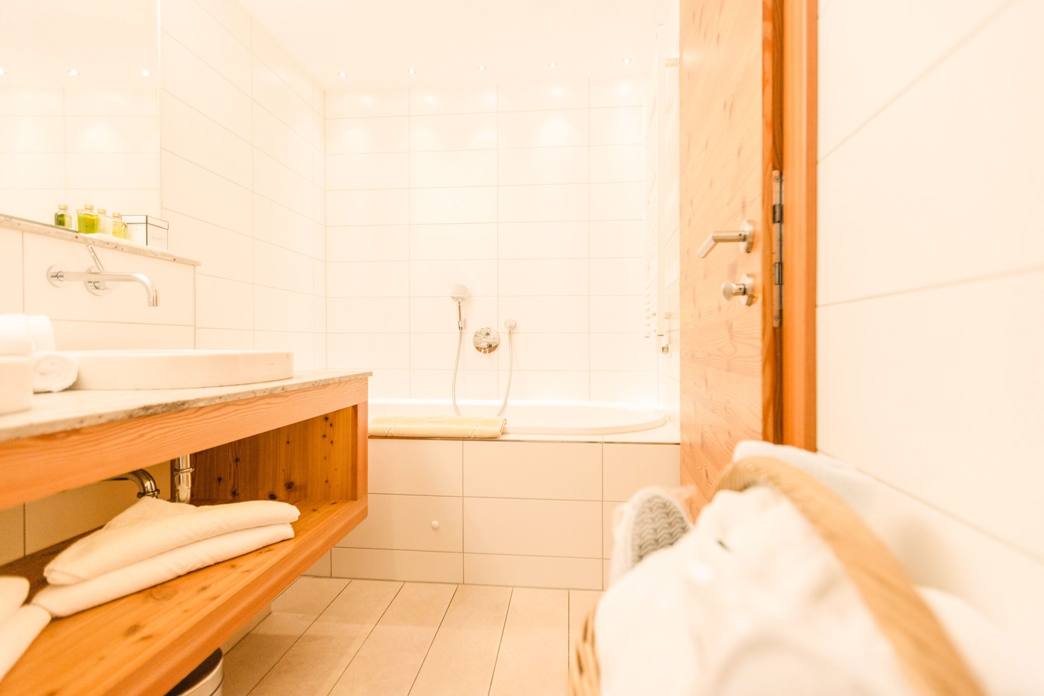 Elegantes Badezimmer im Glemmtalerhof mit Badewanne und sorgfältig angeordneten Handtüchern