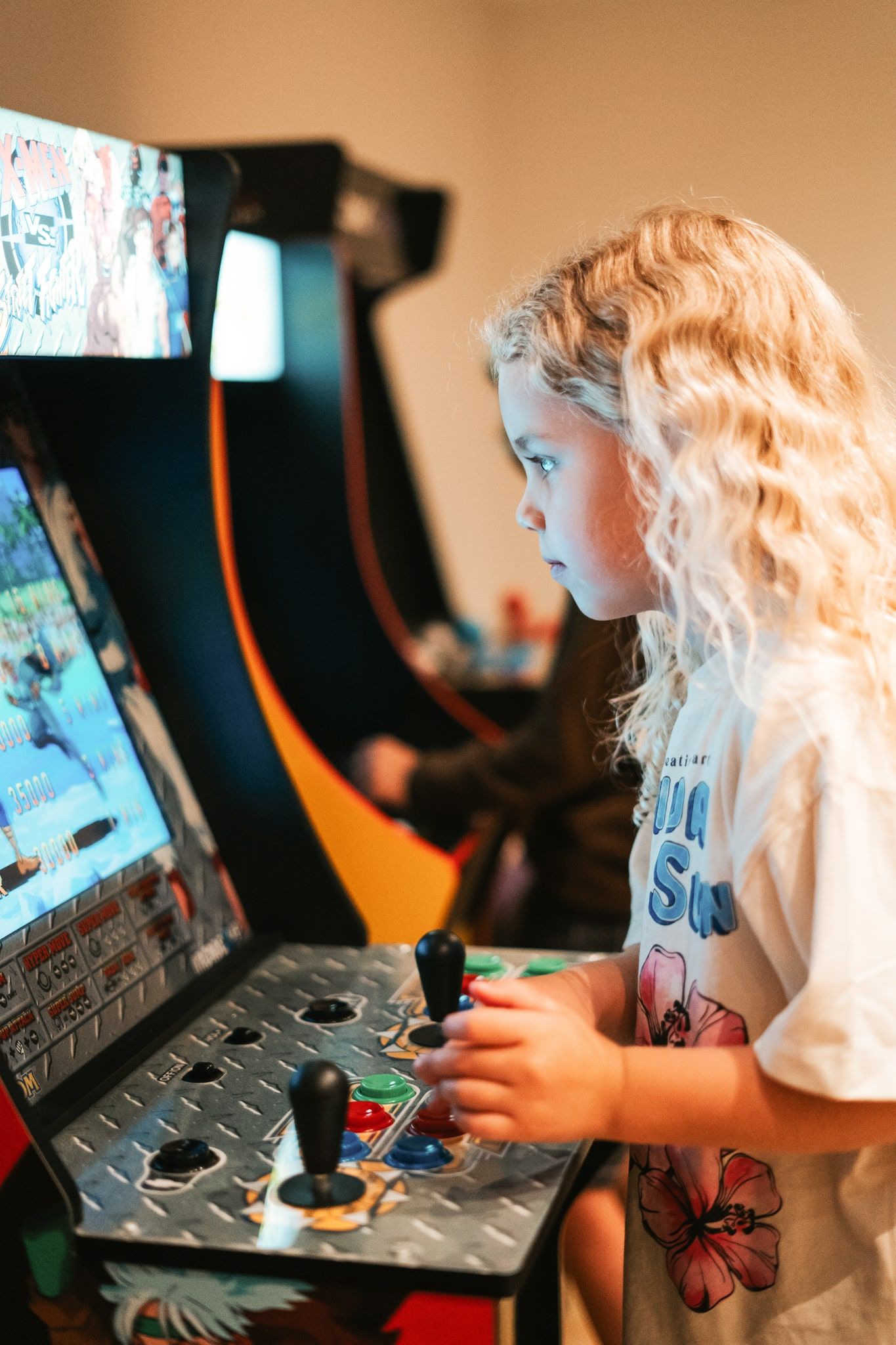 A child plays at an arcade machine in Glemmtalerhof in Hinterglemm.