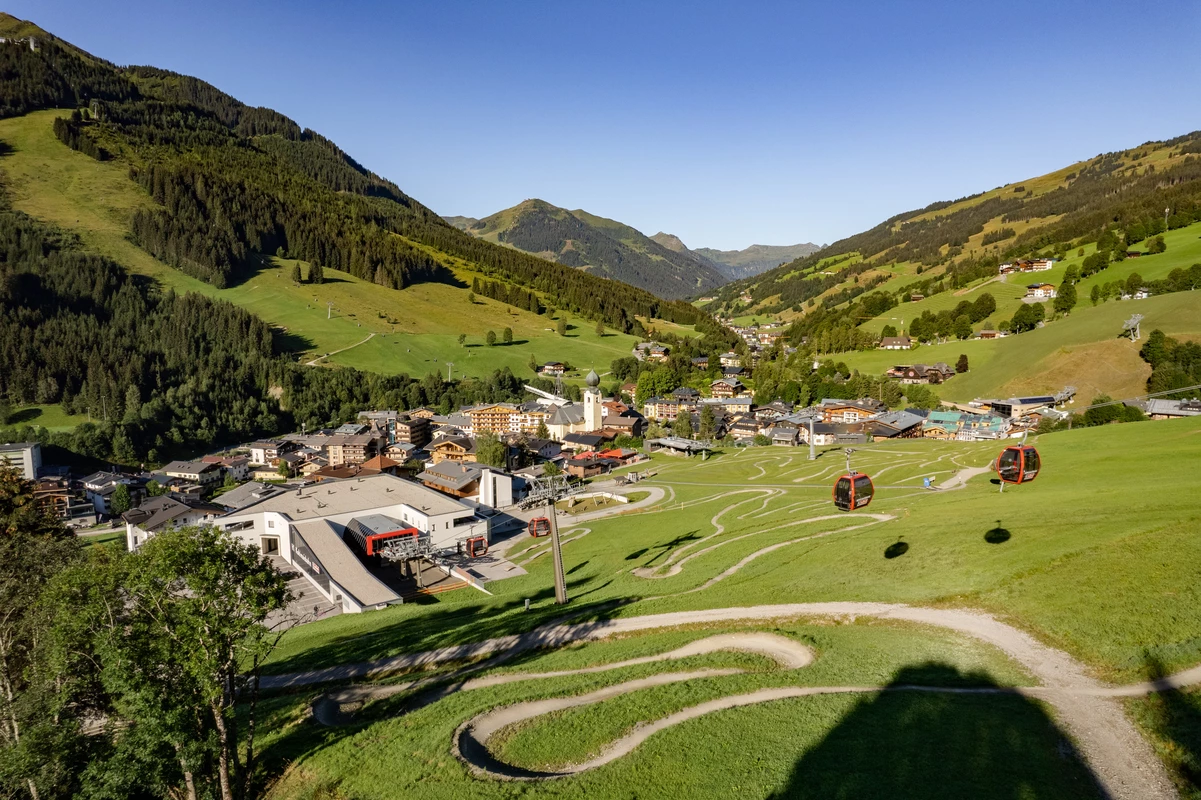 Blick auf den Glemmtalerhof in Hinterglemm und die umliegende Alpenlandschaft im Glemmtal.