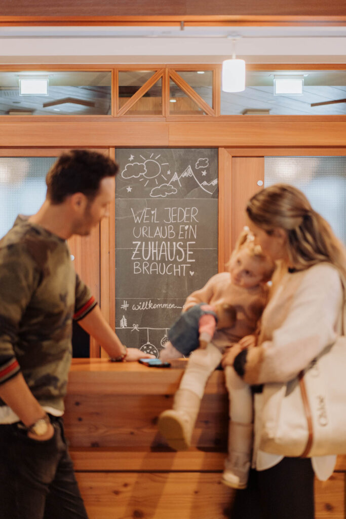 Familie am Empfang des Glemmtalerhofs in Hinterglemm, herzlich willkommen in der Heimat des Urlaubs.