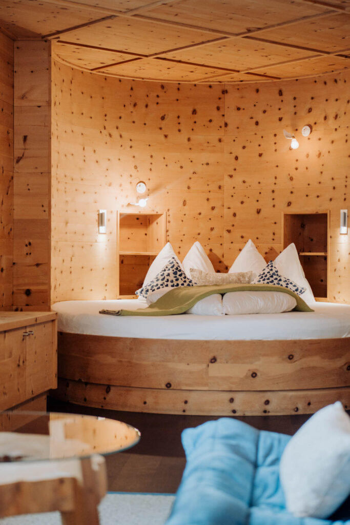 Die stilvolle Runde in Holz zeigt das gemütliche Zimmer im Glemmtalerhof in Hinterglemm. Entspannung pur!