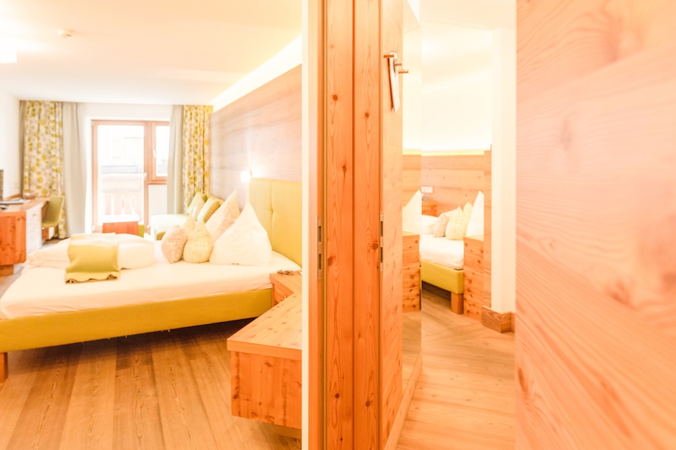 Ein einladendes Zimmer im Glemmtalerhof in Hinterglemm mit Holzdetails und modernen Akzenten.