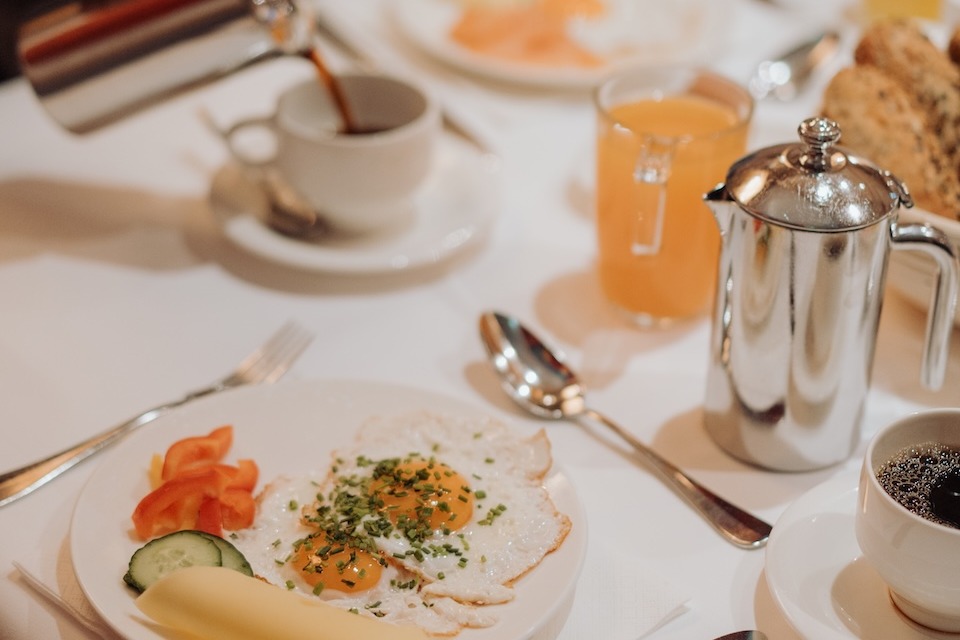 Ein köstliches Frühstück im Glemmtalerhof mit Eiern, Gemüse und Getränken, perfekt für den Start in den Tag.