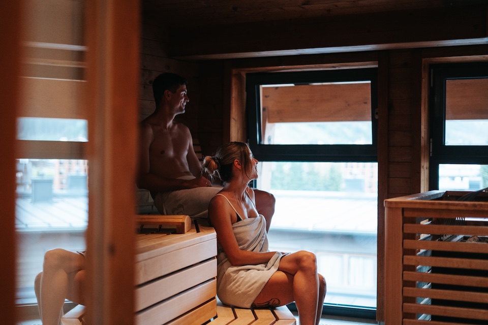 Entspannende Saunaatmosphäre im Glemmtalerhof in Hinterglemm mit Blick auf das Glemmtal.