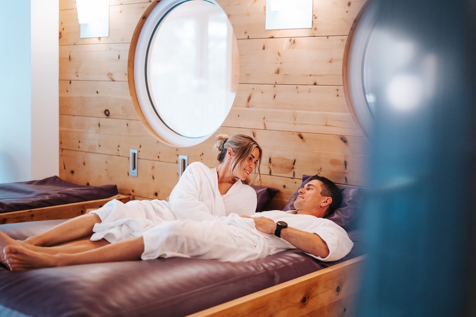 Ein Paar entspannt im Glemmtalerhof in Hinterglemm in einem gemütlichen Wellnessbereich.