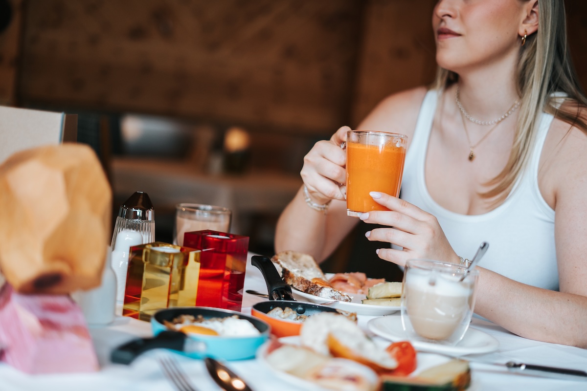 Ein leichtes Frühstück im Glemmtalerhof mit frischem Saft und buntem Geschirr. Ein schöner Start in den Tag.