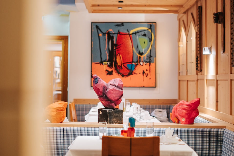 Der Glemmtalerhof in Hinterglemm bietet modernes Ambiente mit kreativer Kunst und einladender Atmosphäre.