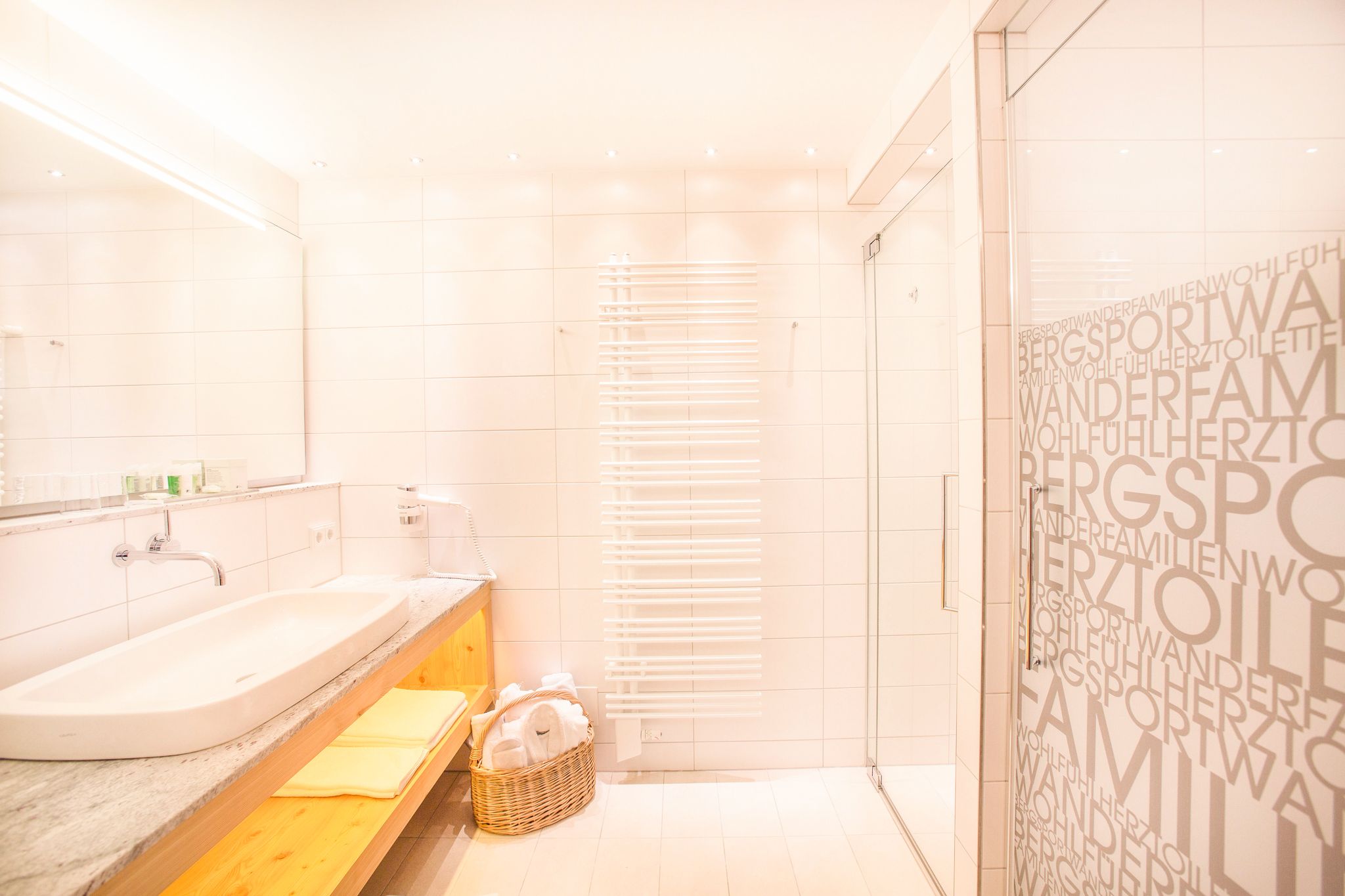 Bright and modern bathroom in the Glemmtalerhof in Hinterglemm.