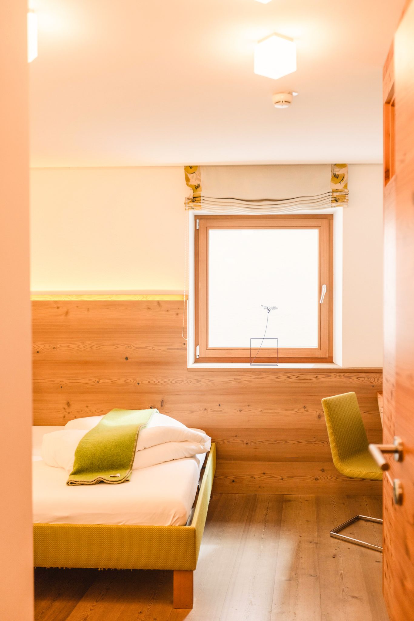 Bright room in Glemmtalerhof with wooden details and modern decor.