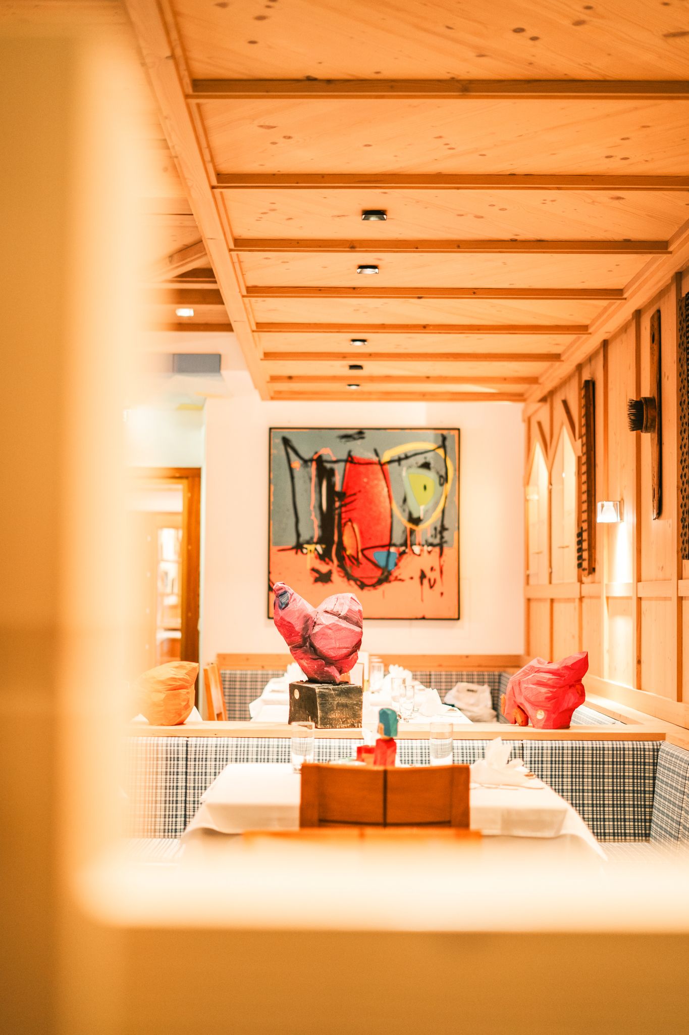 A cozy interior view of the Glemmtalerhof in Hinterglemm featuring modern art and stylish furniture.