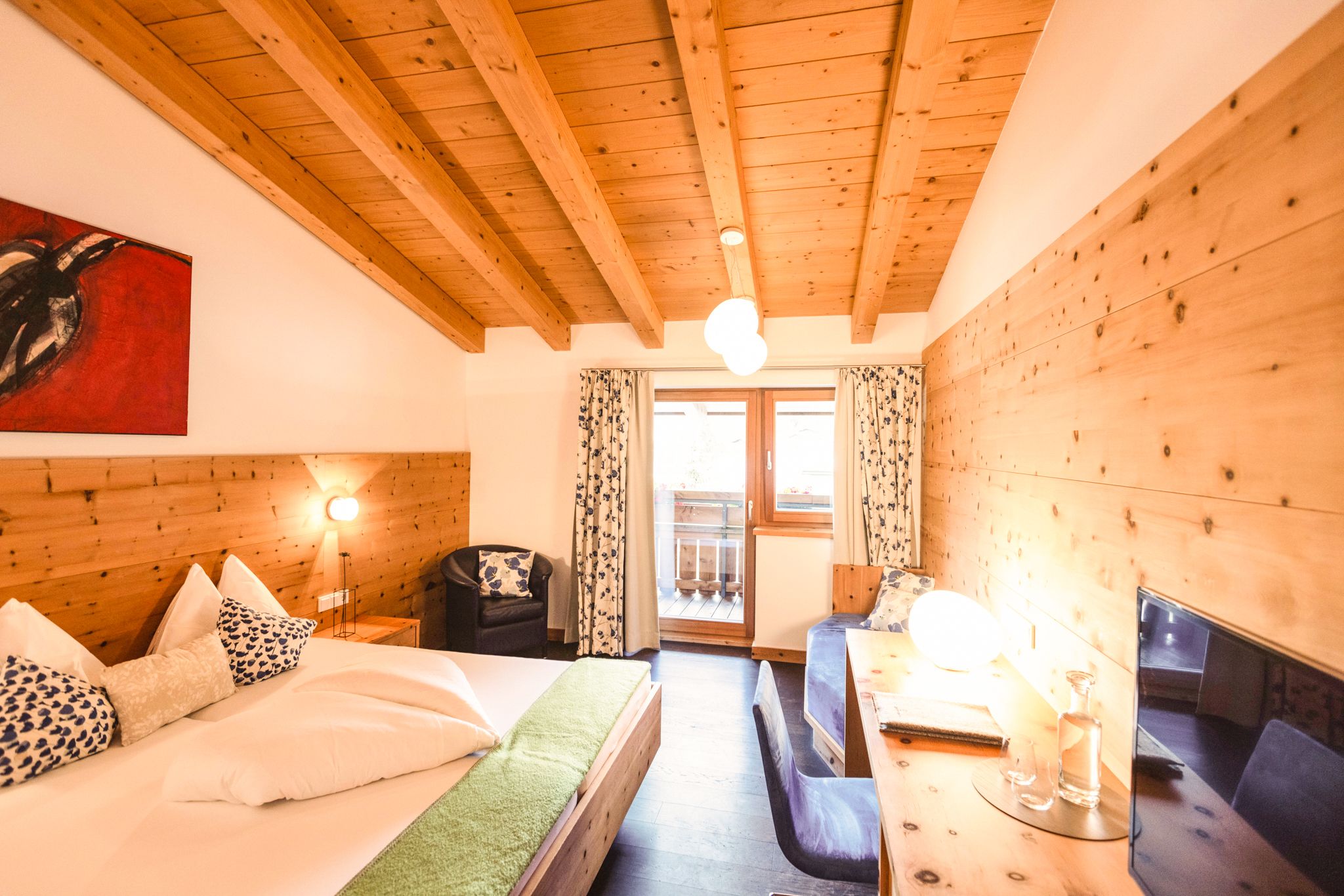 A cozy room in Glemmtalerhof in Hinterglemm with wooden elements and a nice view.