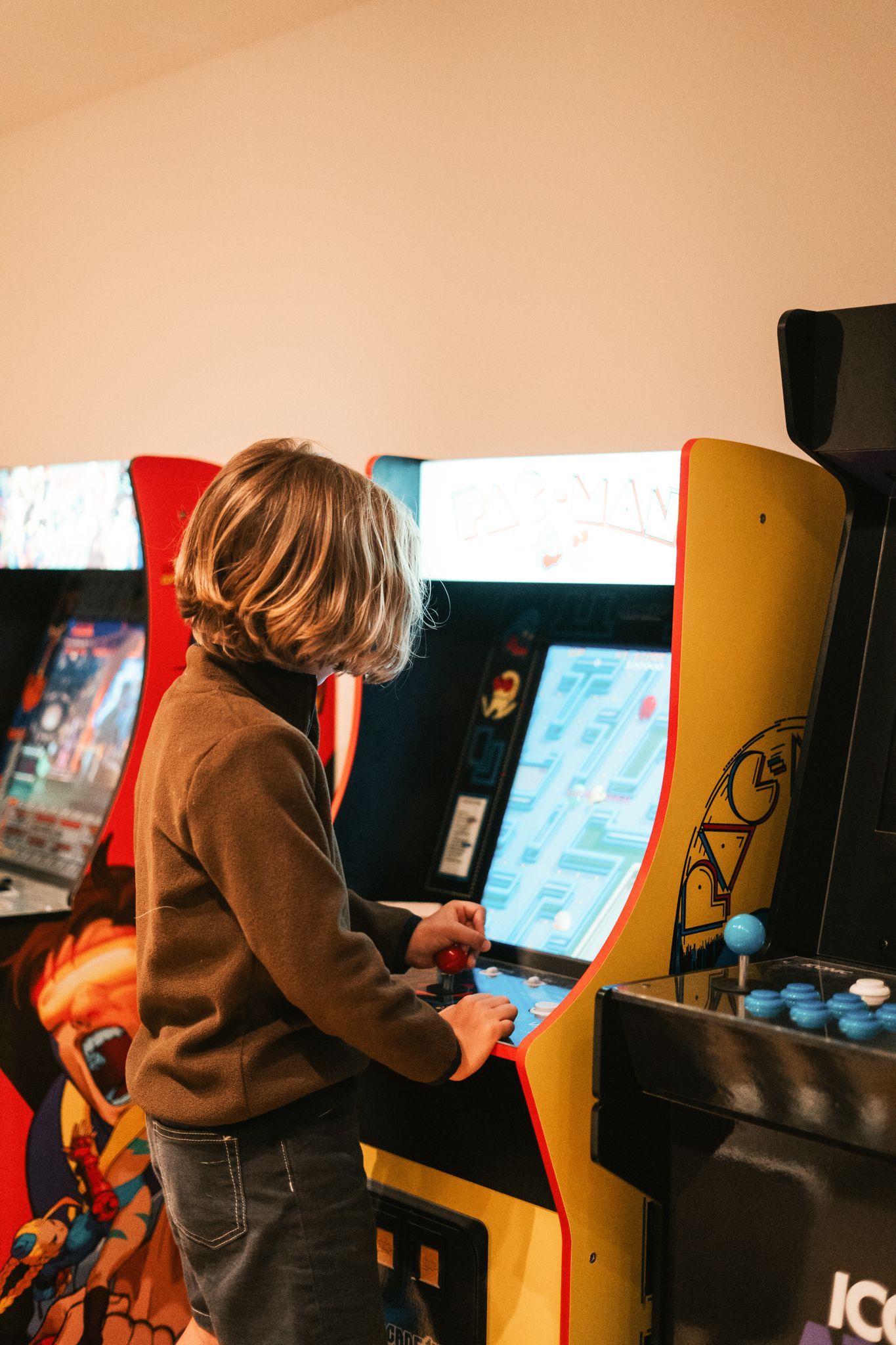 A child plays at an arcade machine in Glemmtalerhof in Hinterglemm.