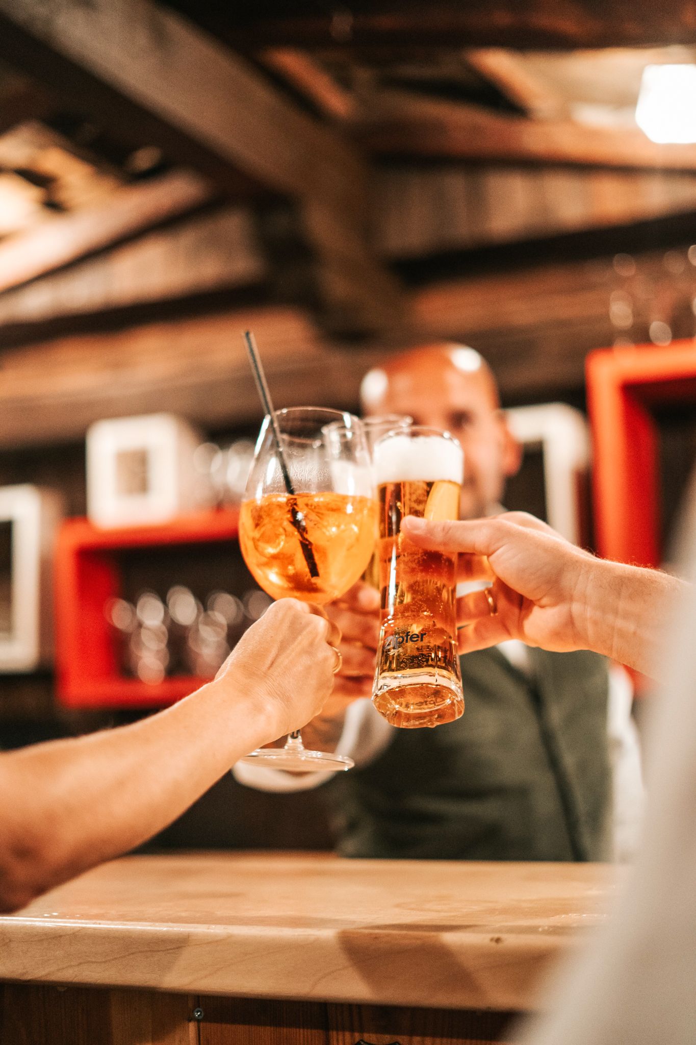 Cheers at Glemmtalerhof, where friends celebrate together with drinks and enjoy the moment.