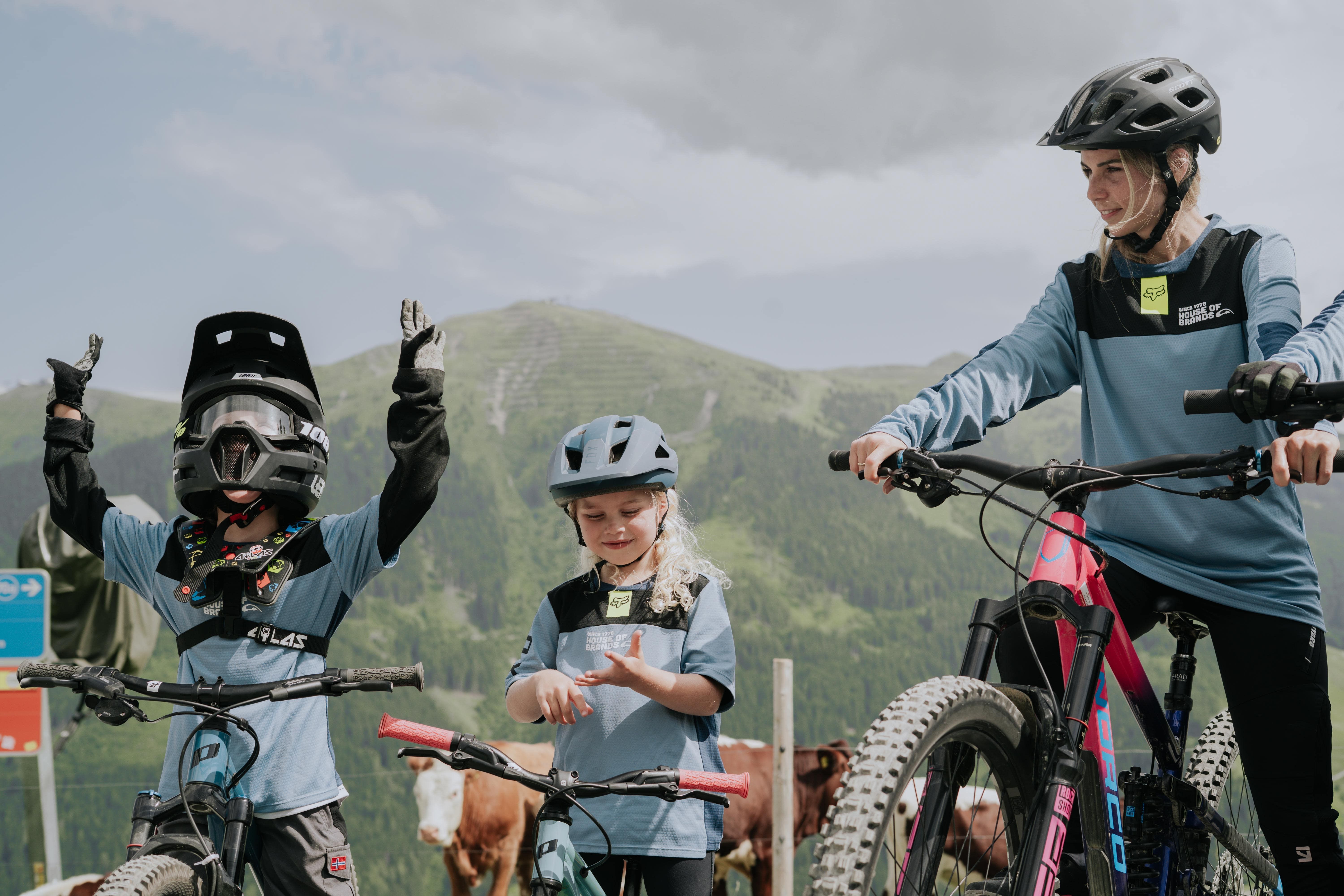 Kinder und Jugendliche am Glemmtalerhof in Hinterglemm mit Fahrrädern in einer Berglandschaft.