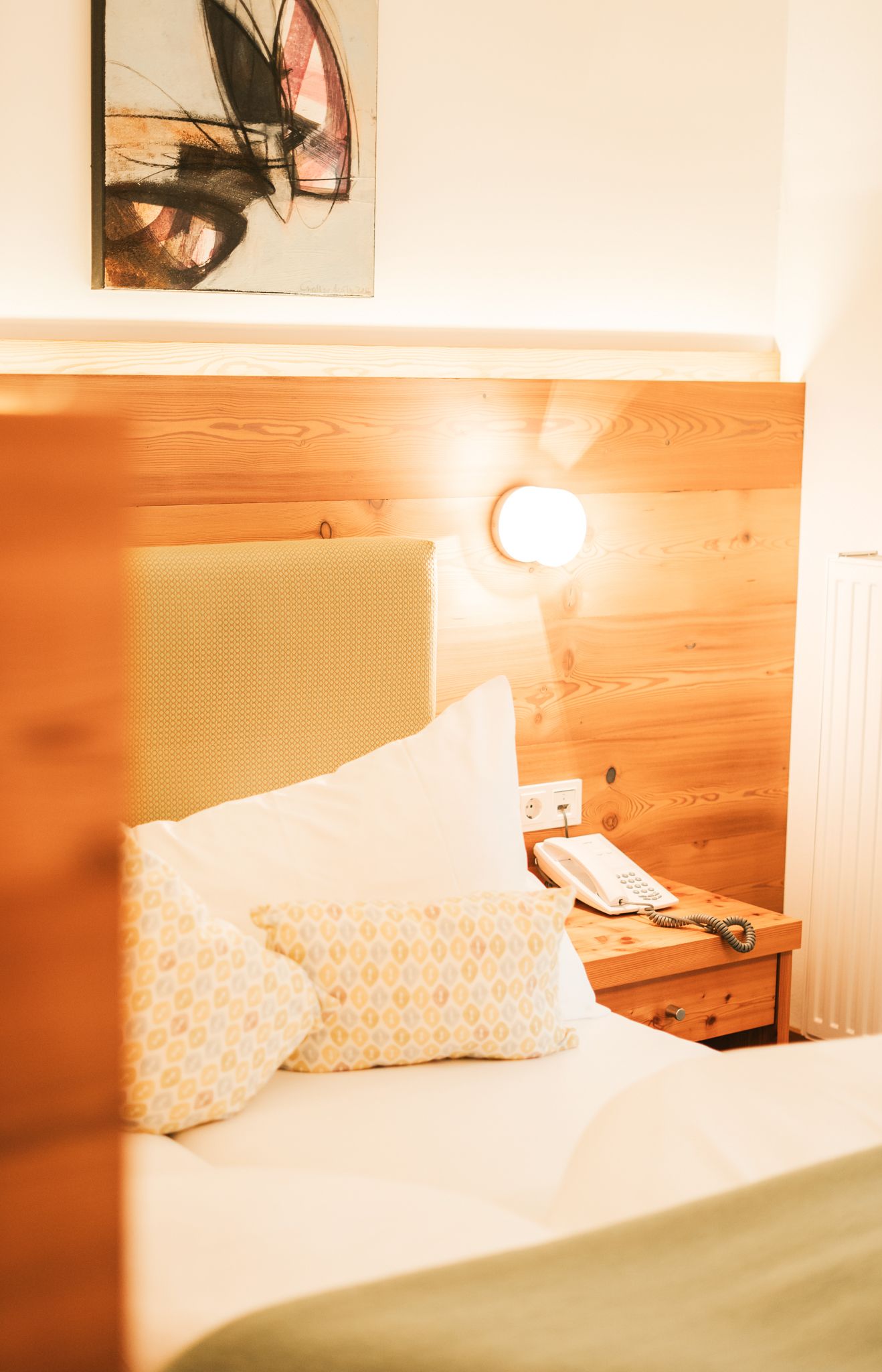 A cozy room in the Glemmtalerhof in Hinterglemm with modern elements and warm wooden details.