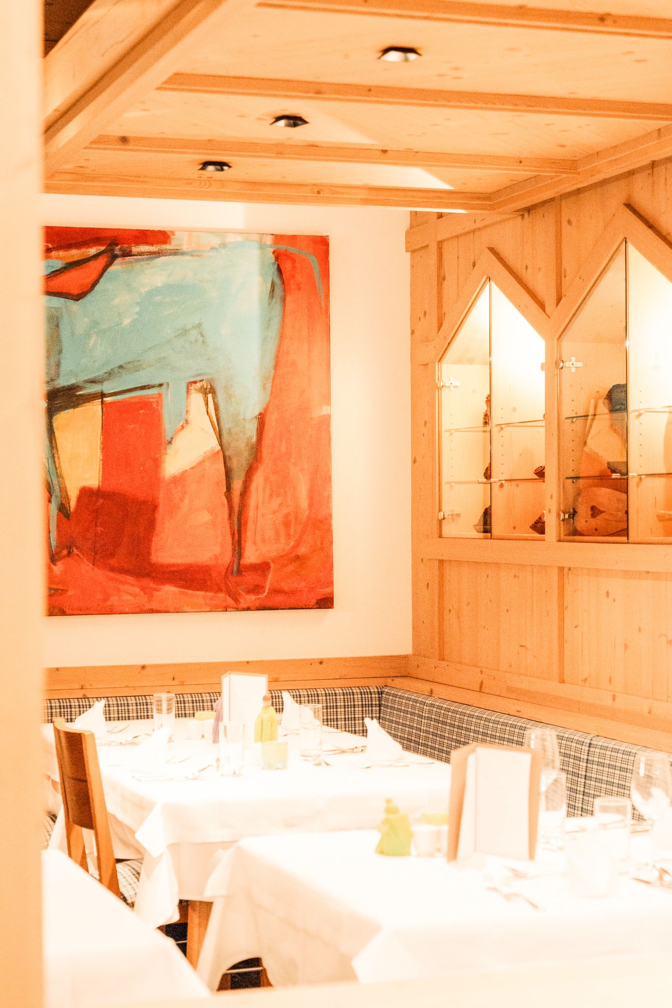 A stylish restaurant in Glemmtalerhof featuring modern artwork and a cozy atmosphere.