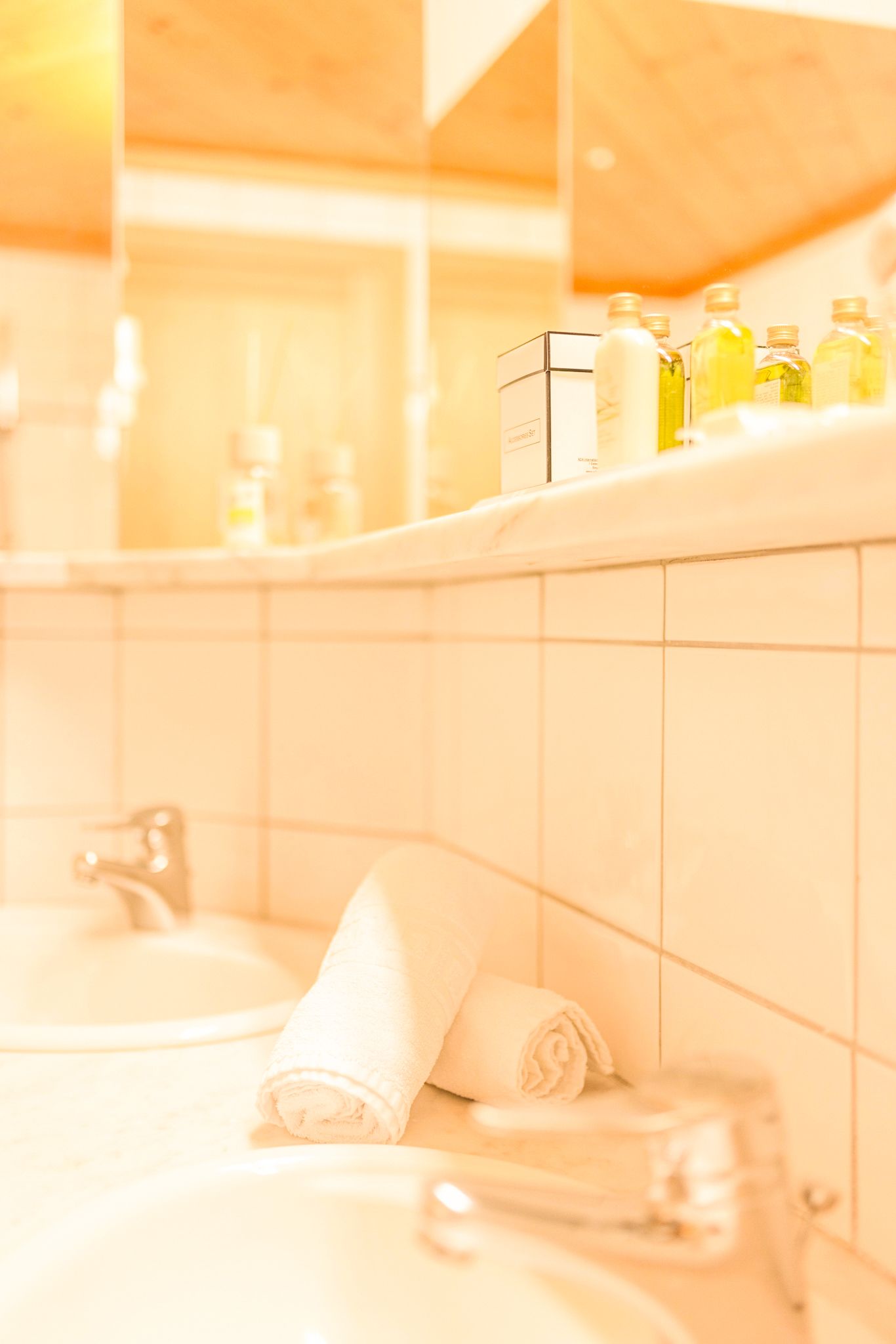 Cozy bathroom in Glemmtalerhof with towels and toiletries.