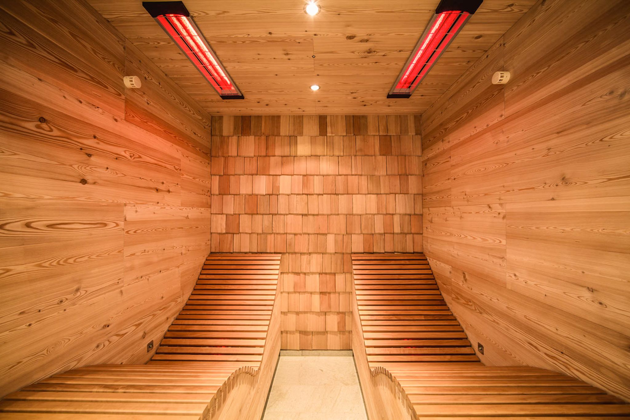 Glemmtalerhof in Hinterglemm features a modern wooden sauna.