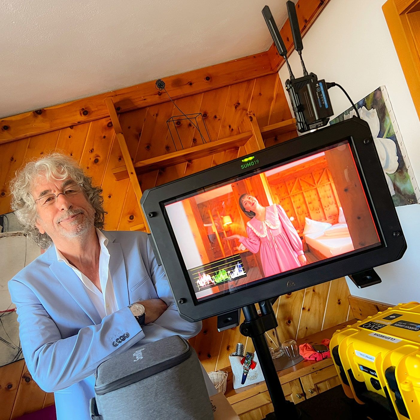 A man stands in front of a monitor in Glemmtalerhof, showing an actress.