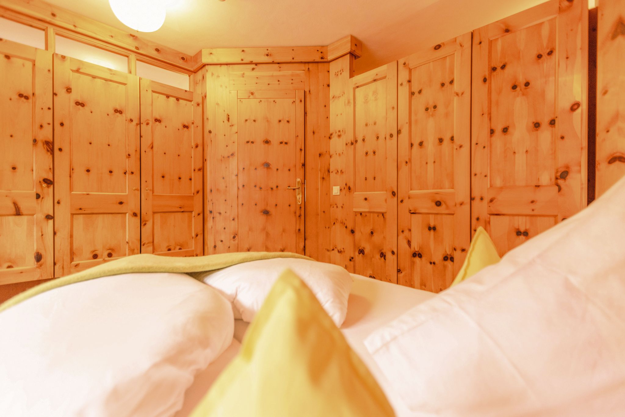 A cozy room in Glemmtalerhof in Hinterglemm with wooden details and soft pillows.