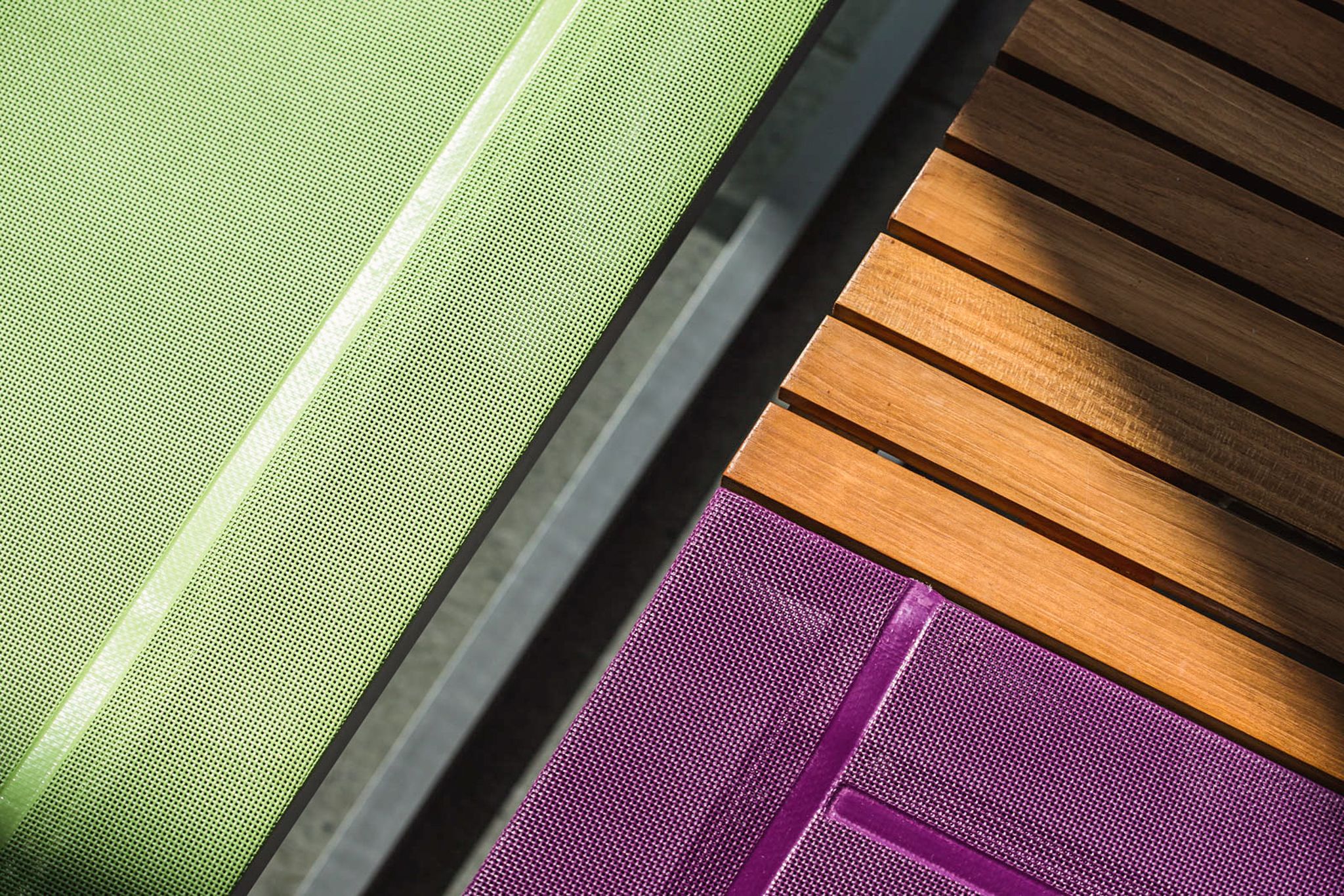 Green and purple loungers on a wooden surface in the Glemmtal.