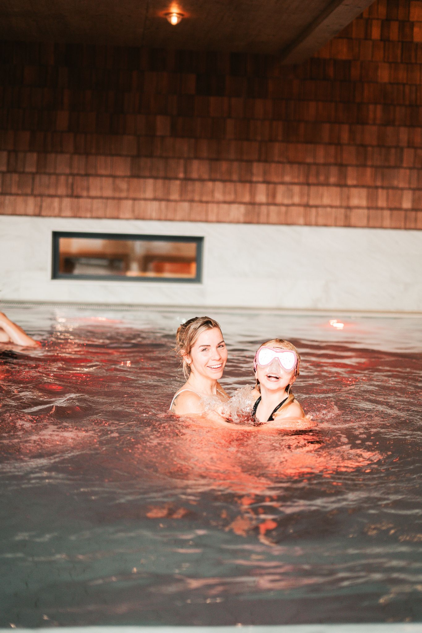 A mother and her child enjoy swimming at the Glemmtalerhof in Hinterglemm.