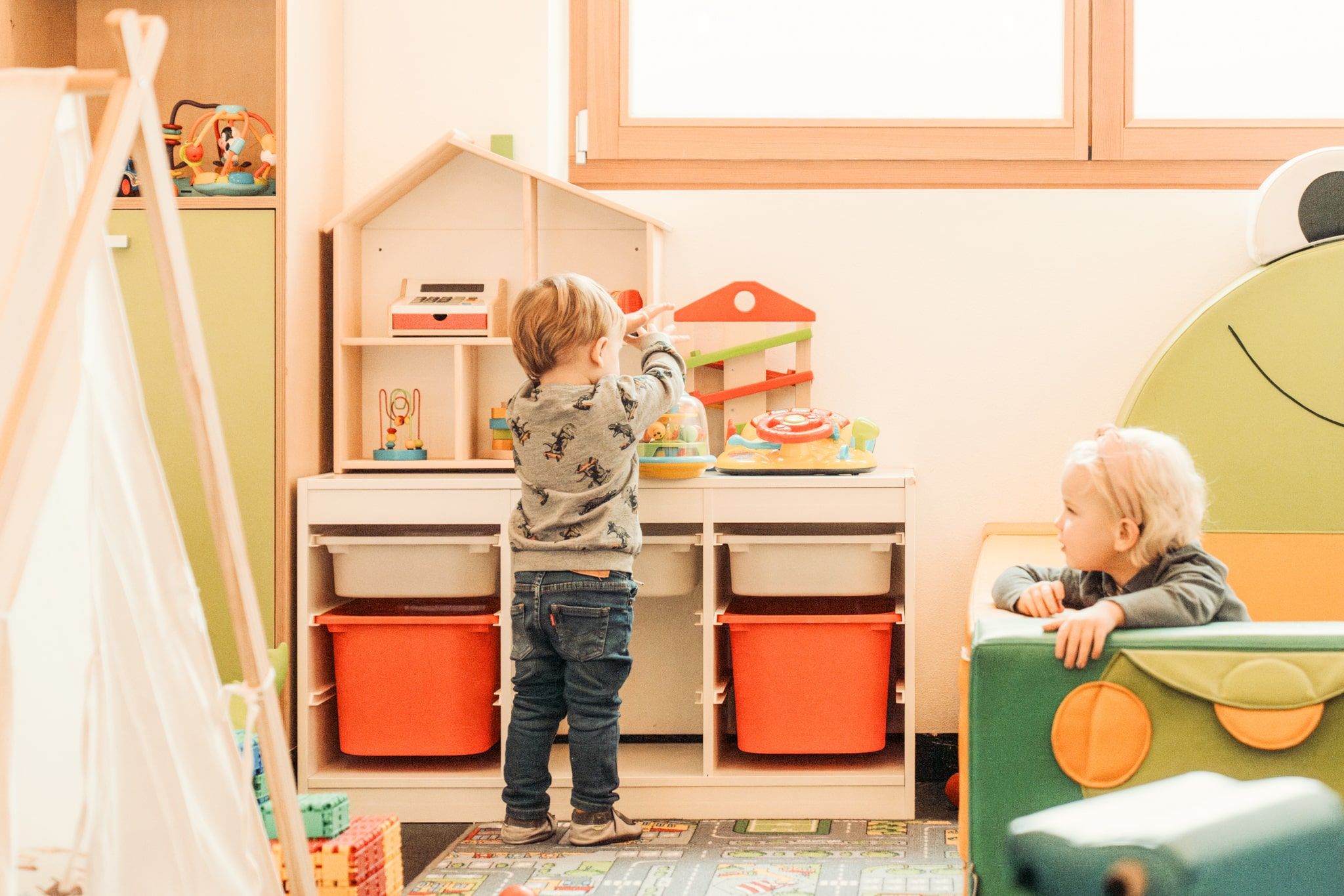 Ein Kind spielt mit Spielzeug im Glemmtalerhof in Hinterglemm.