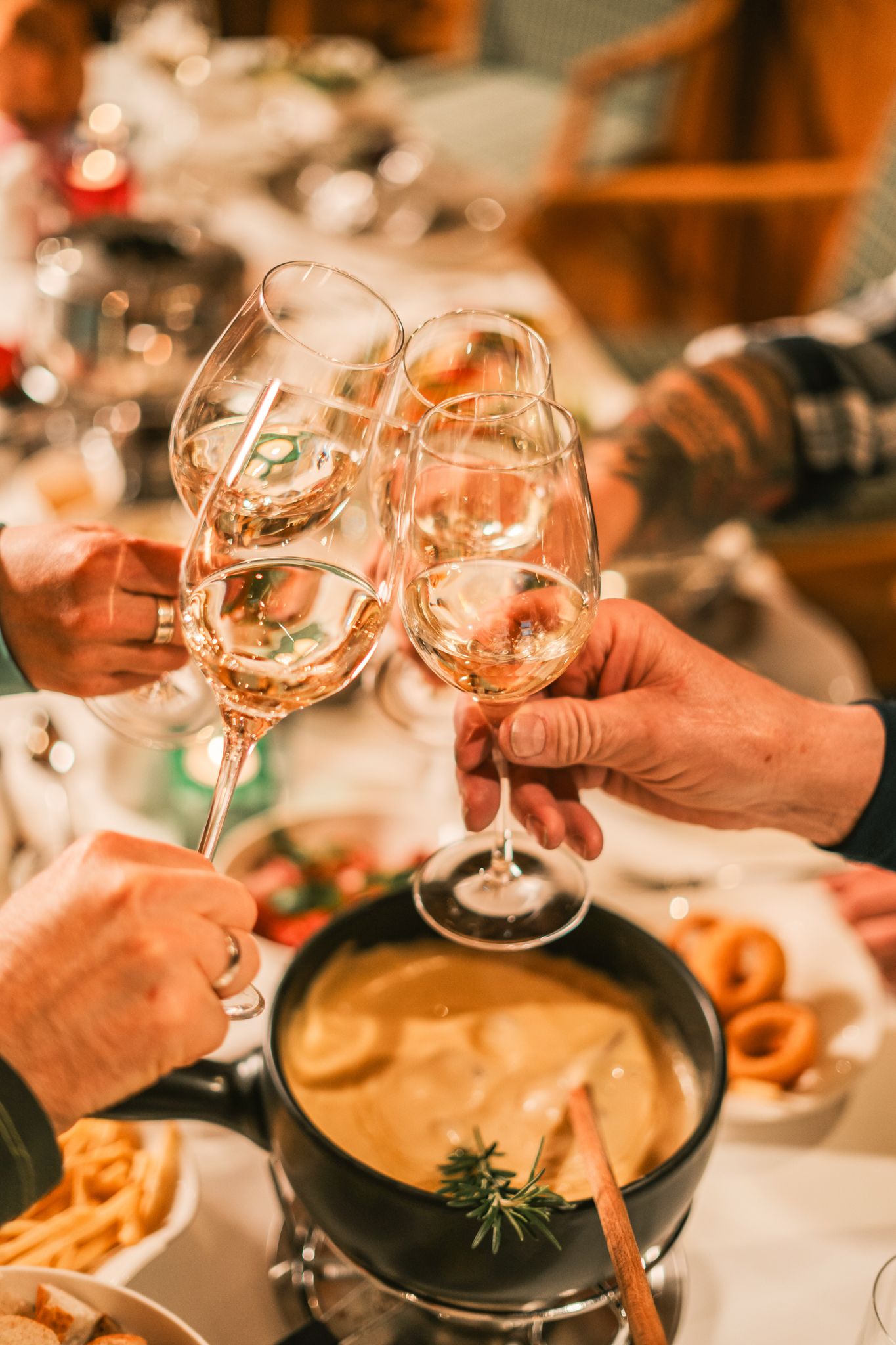 A festive meal with fondue and glasses at Glemmtalerhof in Hinterglemm.