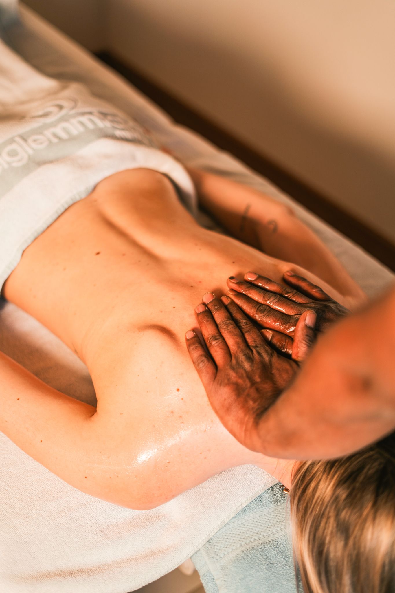 Someone is receiving a relaxing back massage at Glemmtalerhof in Hinterglemm.