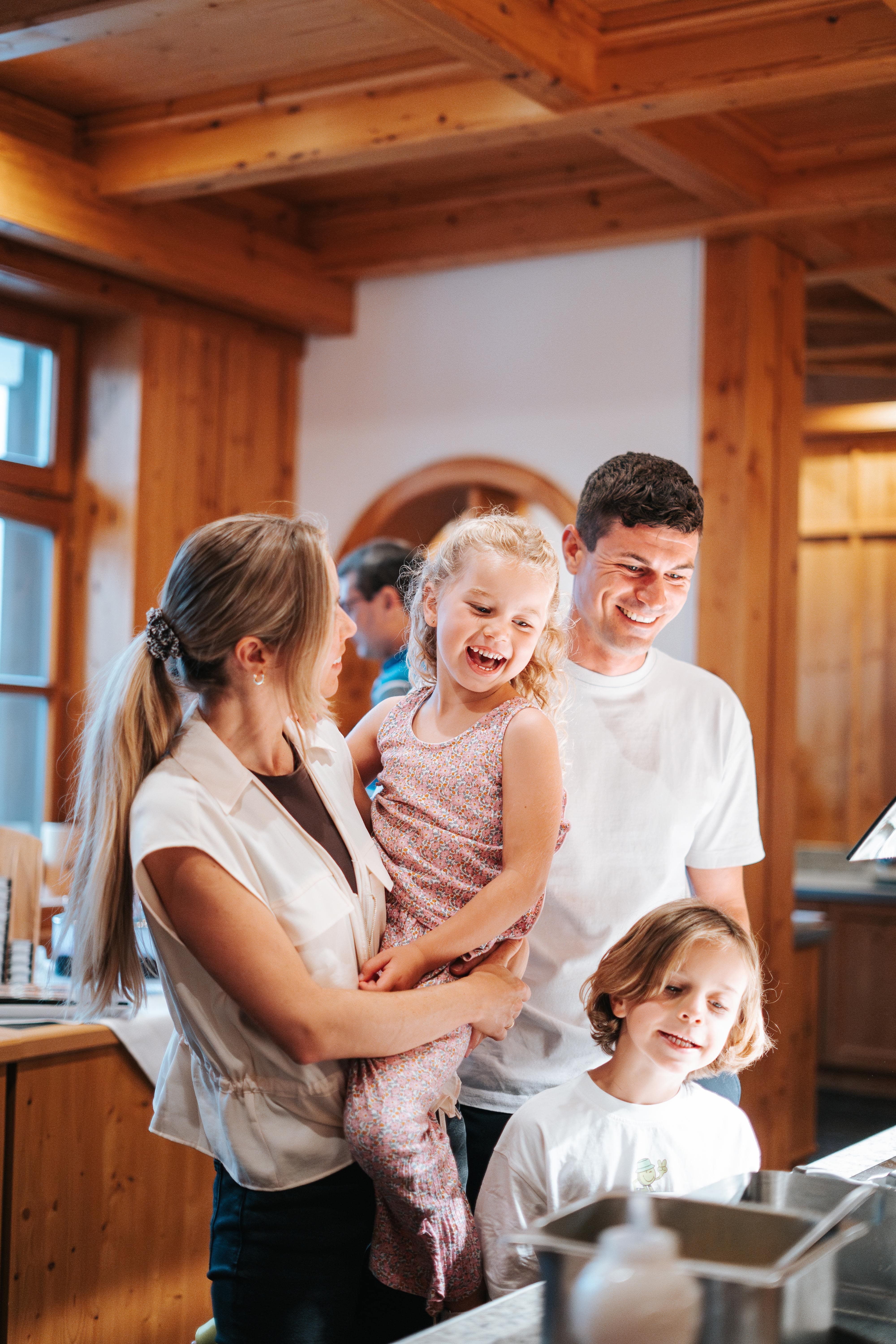 Eine fröhliche Familie genießt eine Zeit im Glemmtalerhof in Hinterglemm.