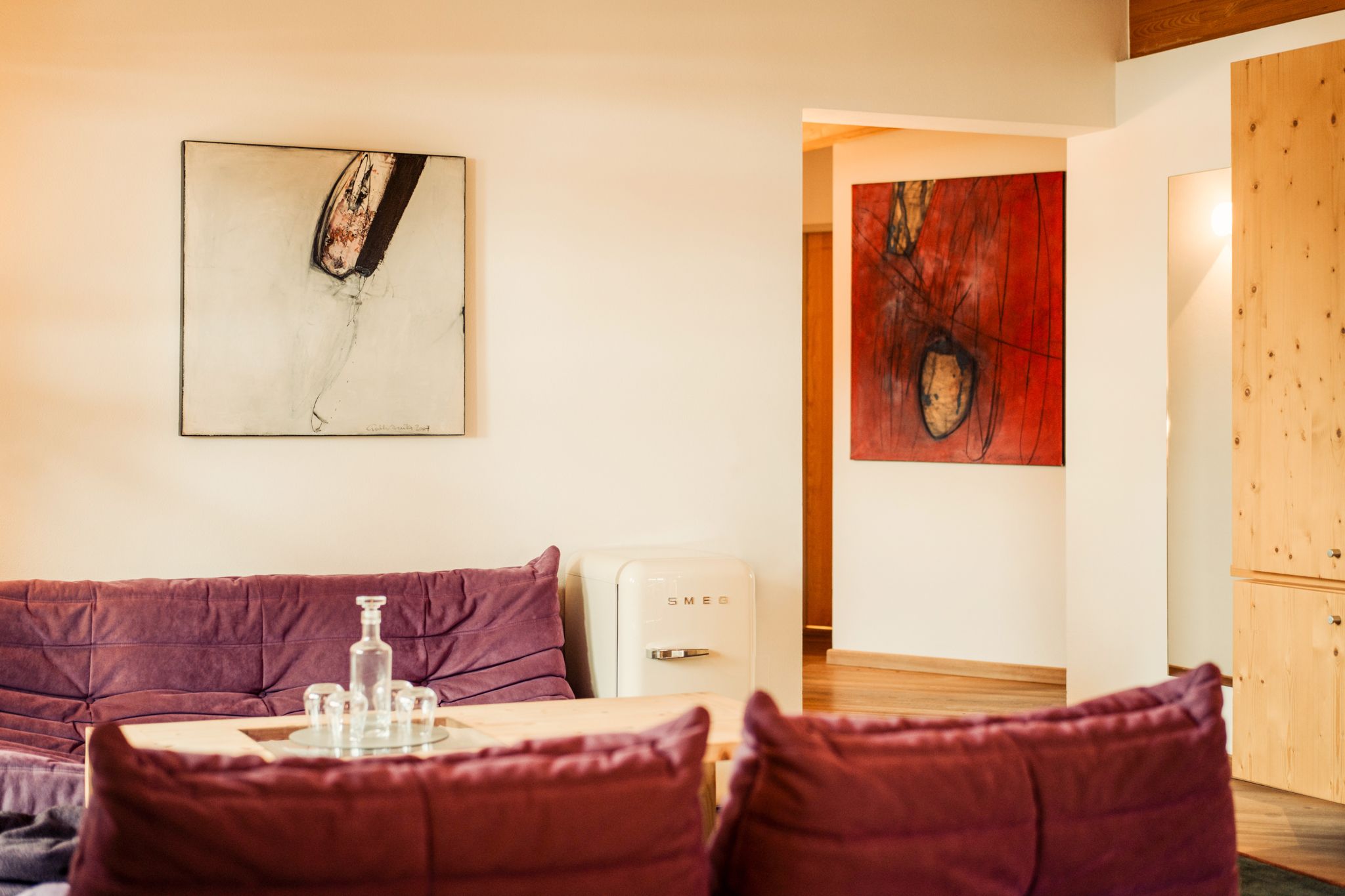 A modern interior with artworks and cozy sofas in the Glemmtalerhof in Hinterglemm.