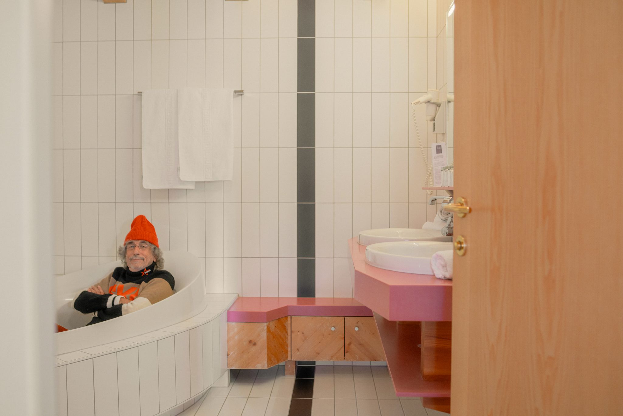 A man relaxes in a bathtub at the Glemmtalerhof in Hinterglemm.
