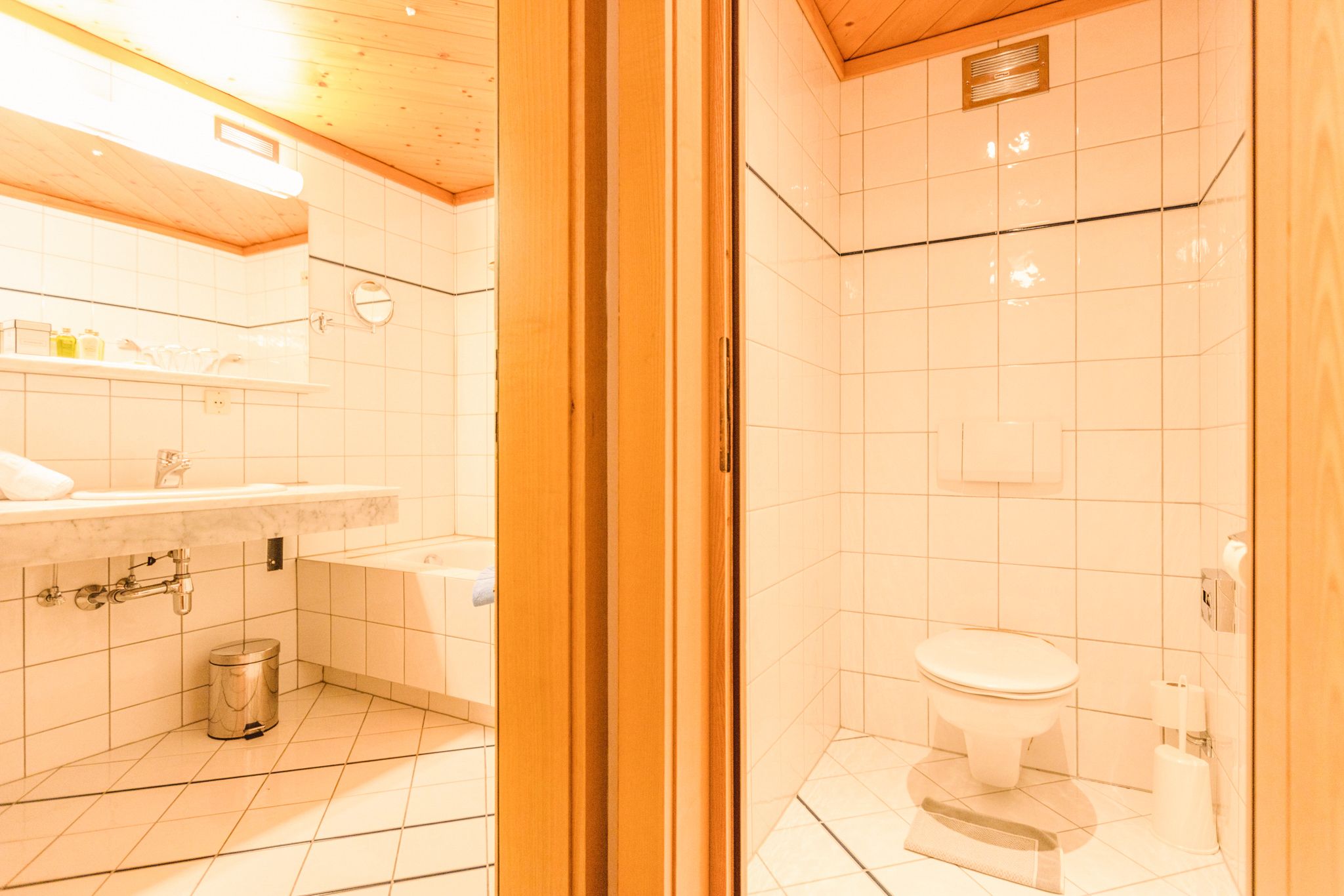 Bathroom in Glemmtalerhof in Hinterglemm with modern decor and bright tiles.