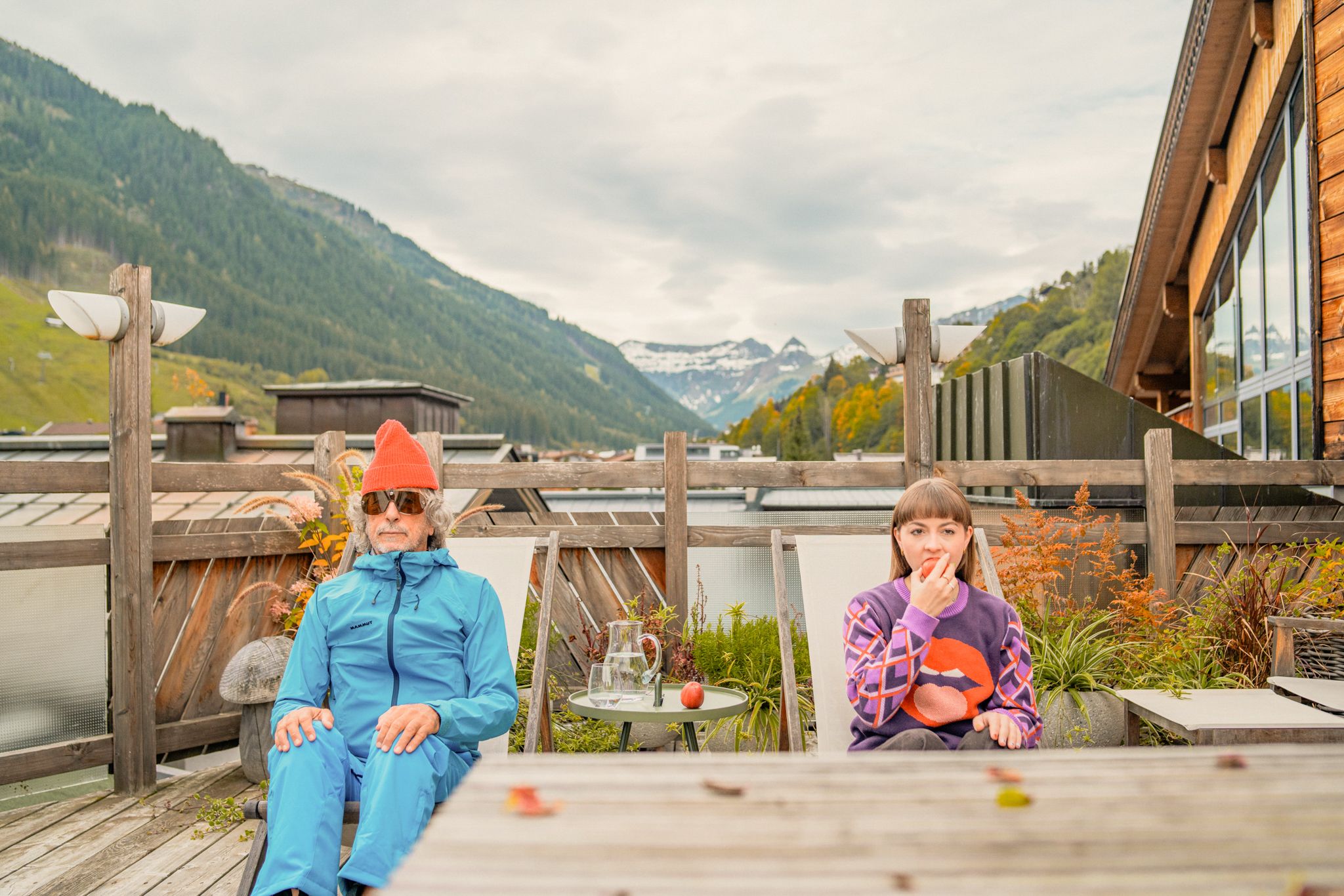 Im Glemmtalerhof in Hinterglemm entspannen Menschen in einer schönen Berglandschaft.