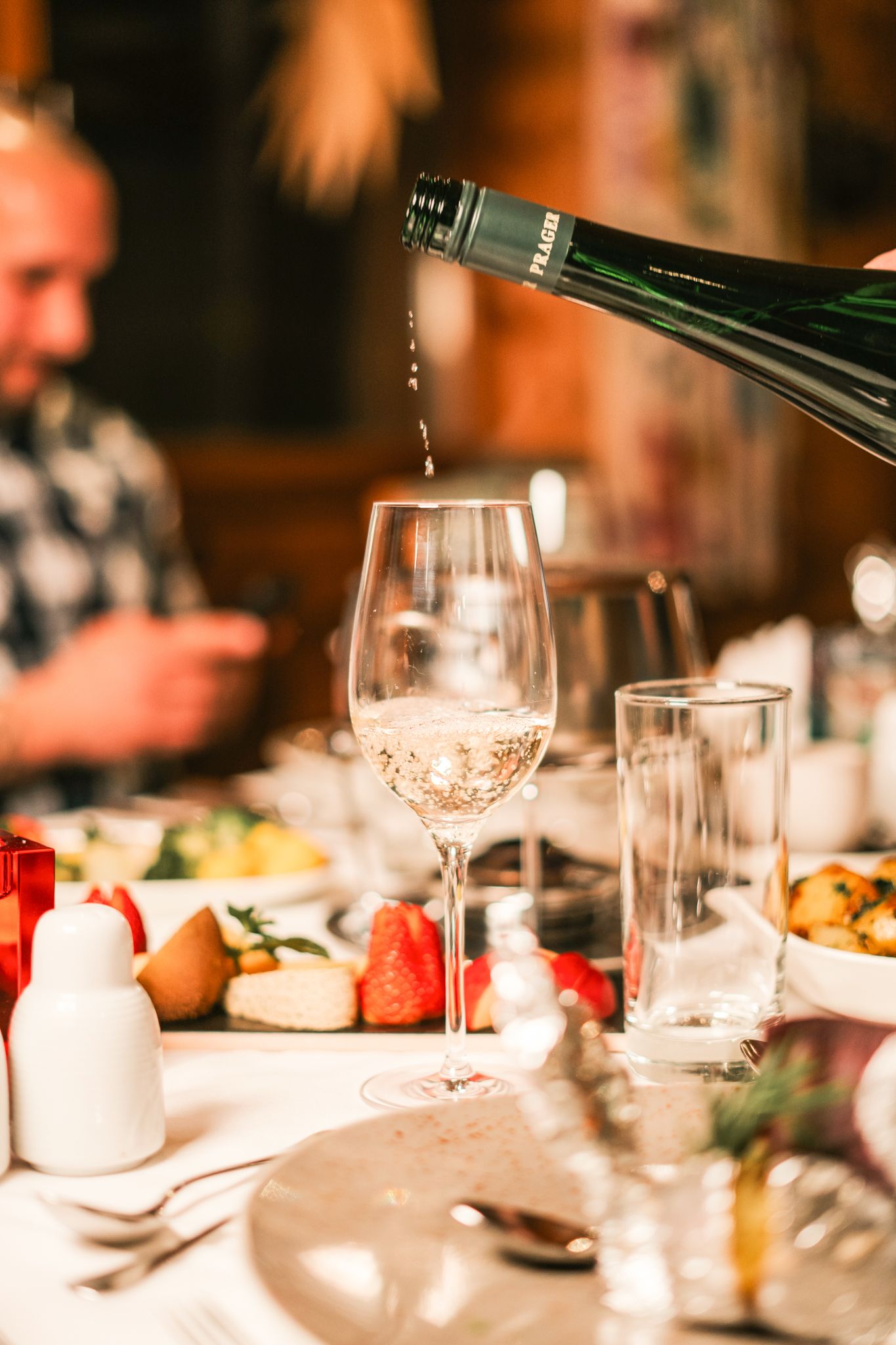 Sparkling wine is poured at Glemmtalerhof in Hinterglemm.