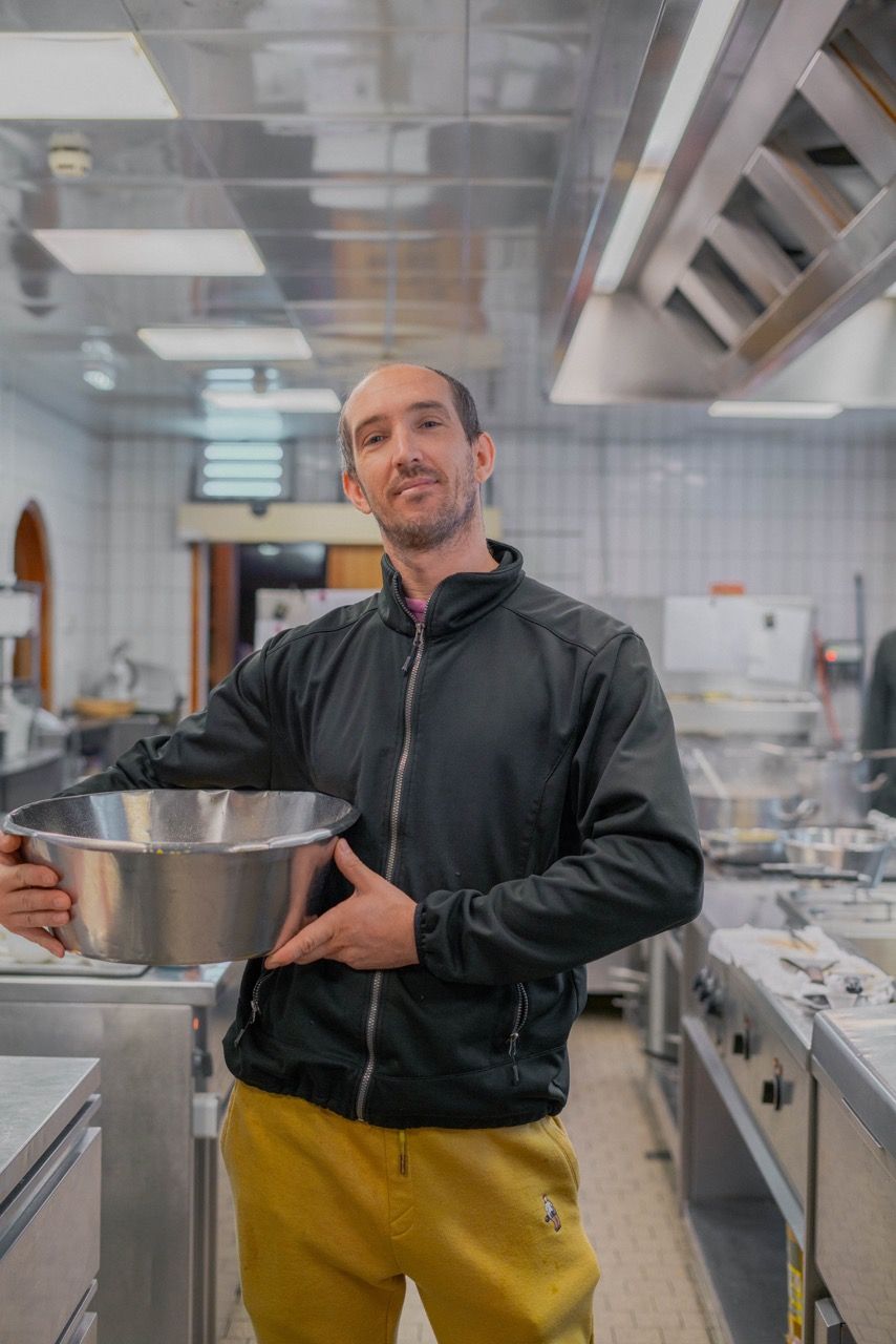 Attila - charm bolt in the kitchen & washing up
