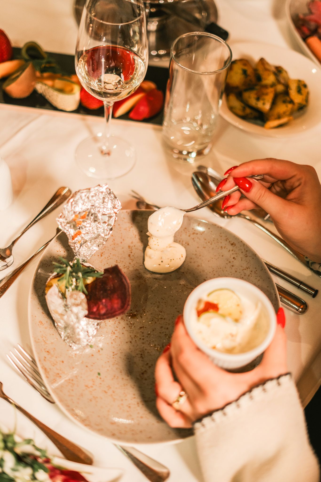 An elegant dinner at Glemmtalerhof with delicious dishes and fine drinks.