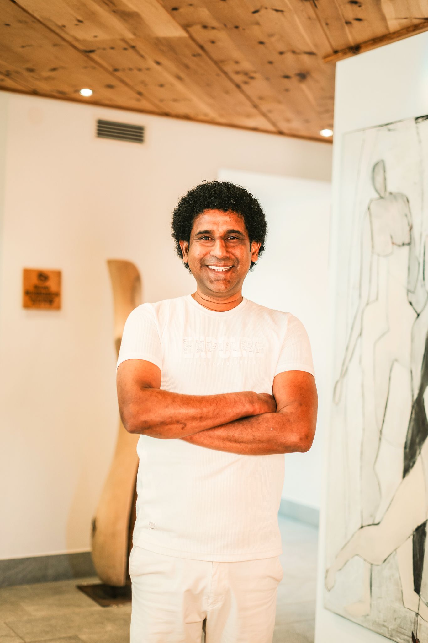 A smiling man stands in Glemmtalerhof in Hinterglemm.