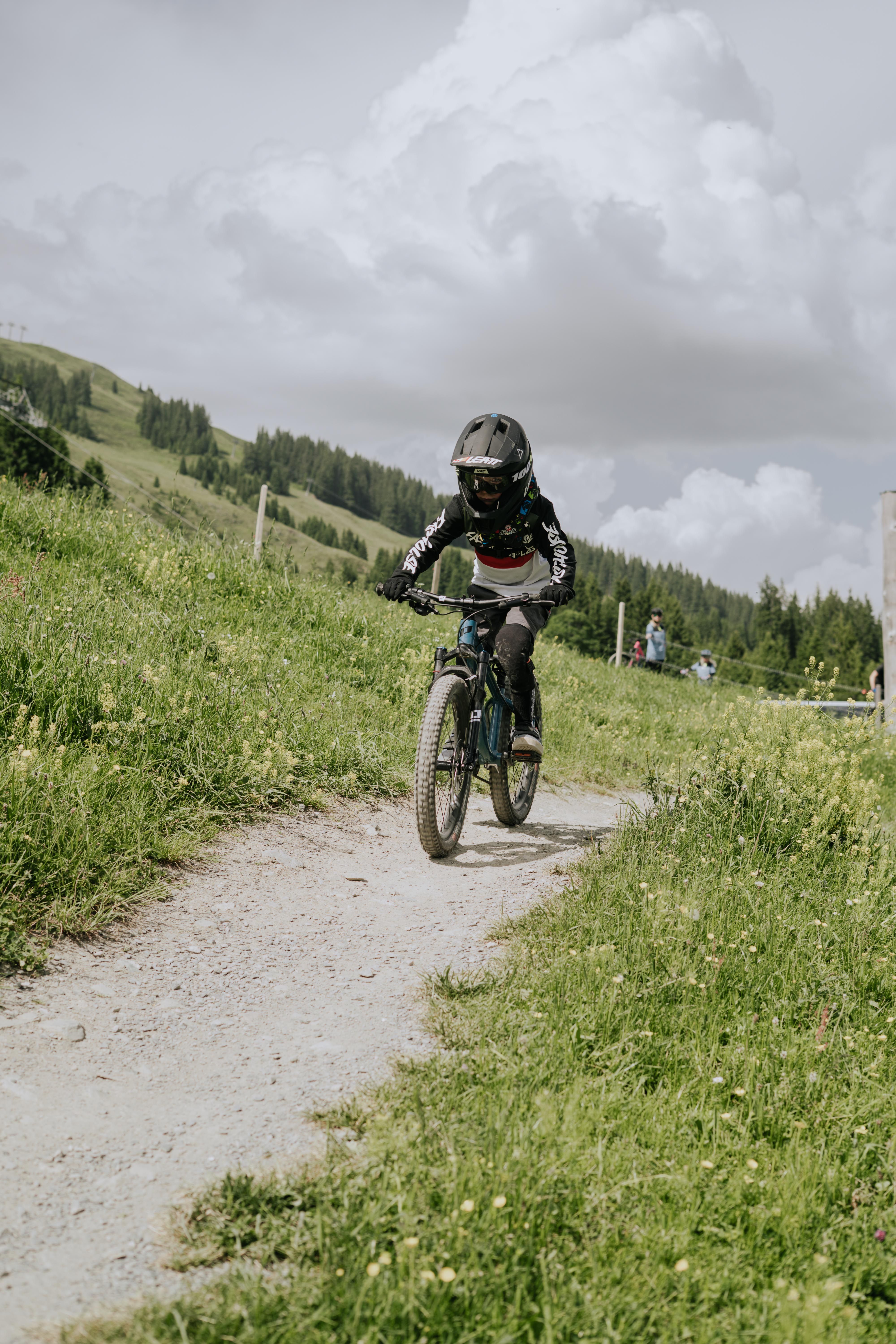 A teenager rides their mountain bike on a trail in Glemmtal.