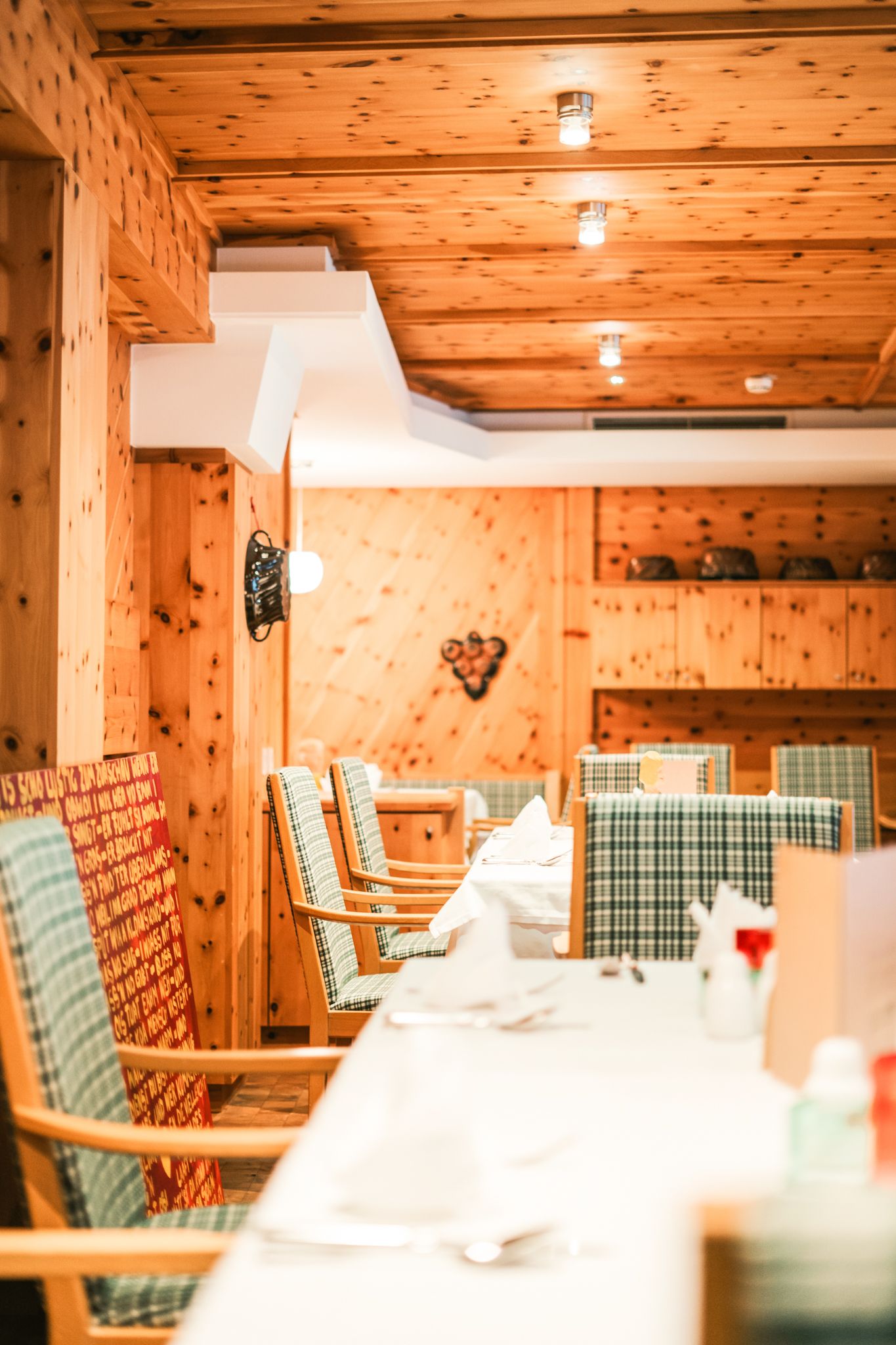 A bright, rustic restaurant with wooden decor at Glemmtalerhof in Hinterglemm.