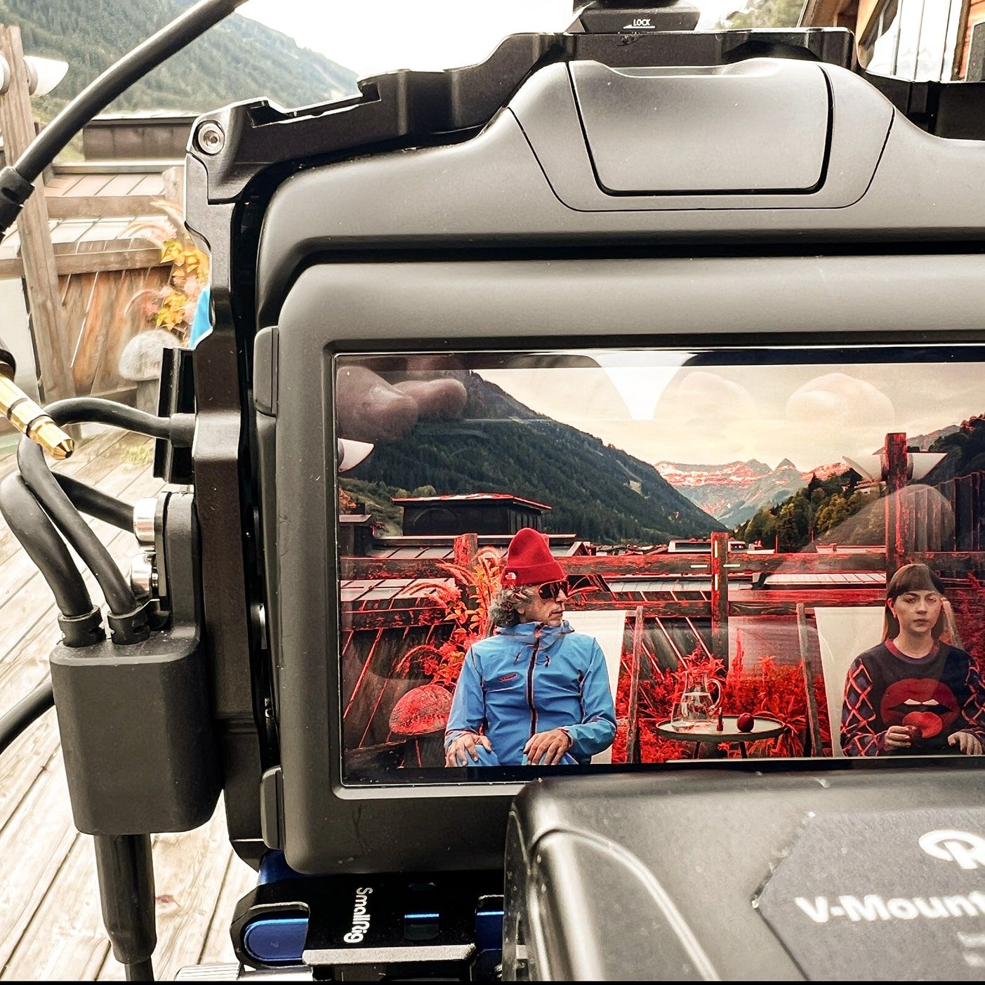 Two people sit in the Glemmtalerhof in Hinterglemm, overlooking the mountains.