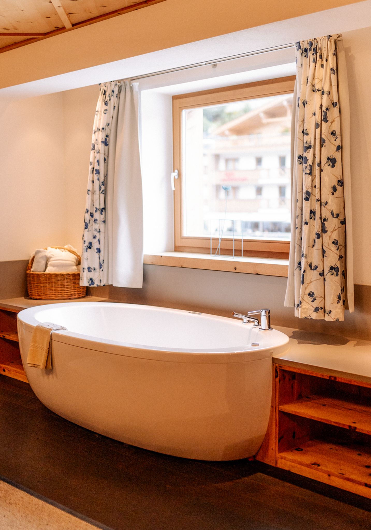 Modern bathroom with freestanding bathtub in Glemmtalerhof.
