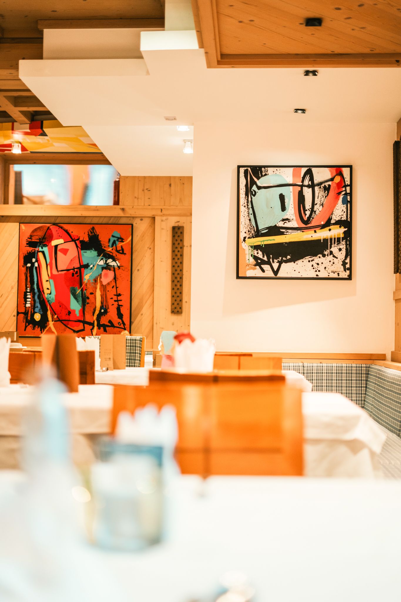 A stylish restaurant in Glemmtalerhof with modern artworks on the walls.