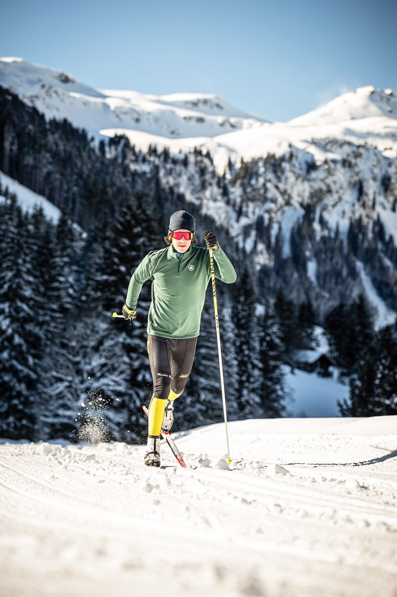 Ein Skilangläufer genießt die verschneite Landschaft im Glemmtal