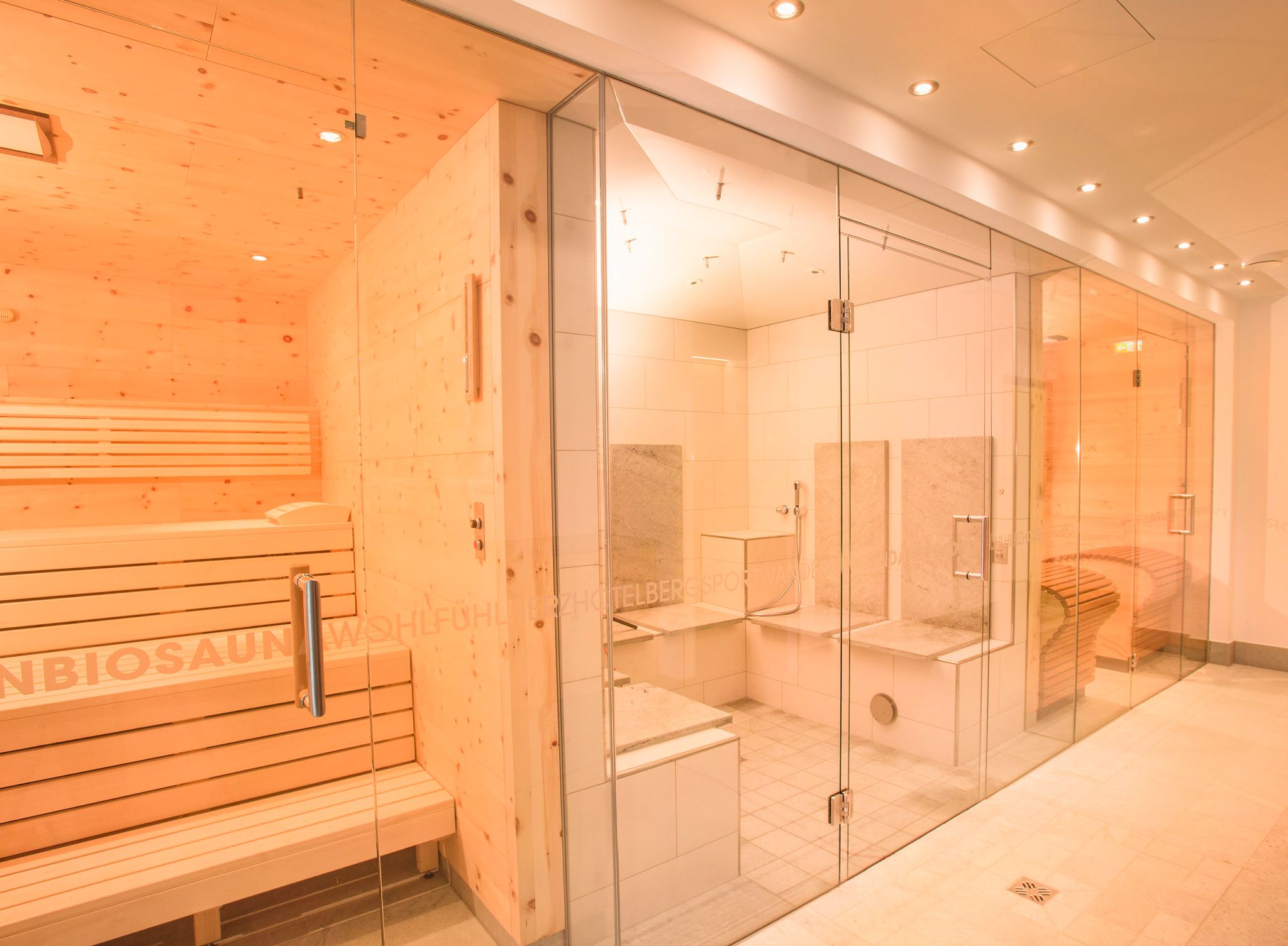 Glemmtalerhof in Hinterglemm features a modern wellness oasis with sauna and steam bath.