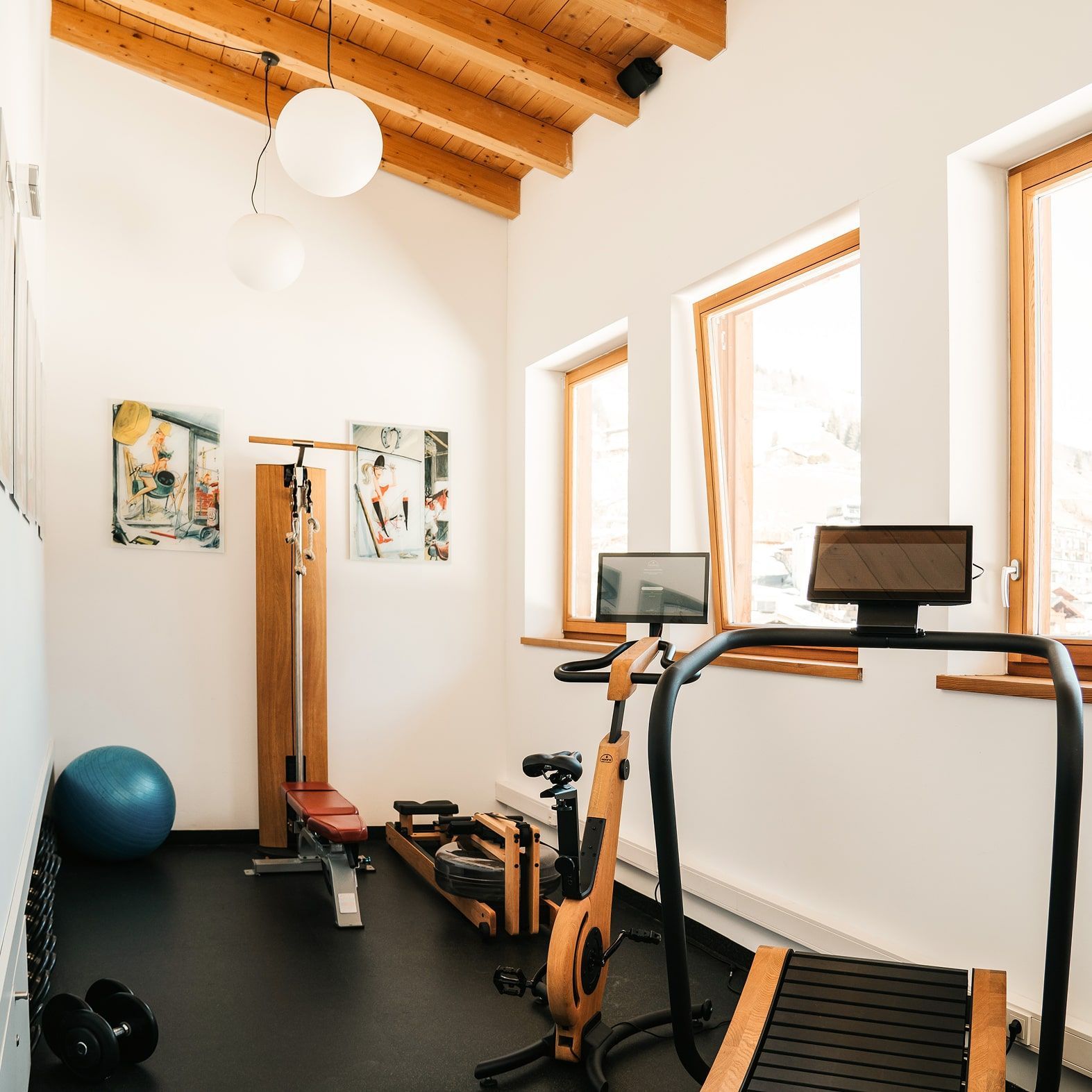Modern fitness rooms at Glemmtalerhof in Hinterglemm with sleek equipment and ample light.