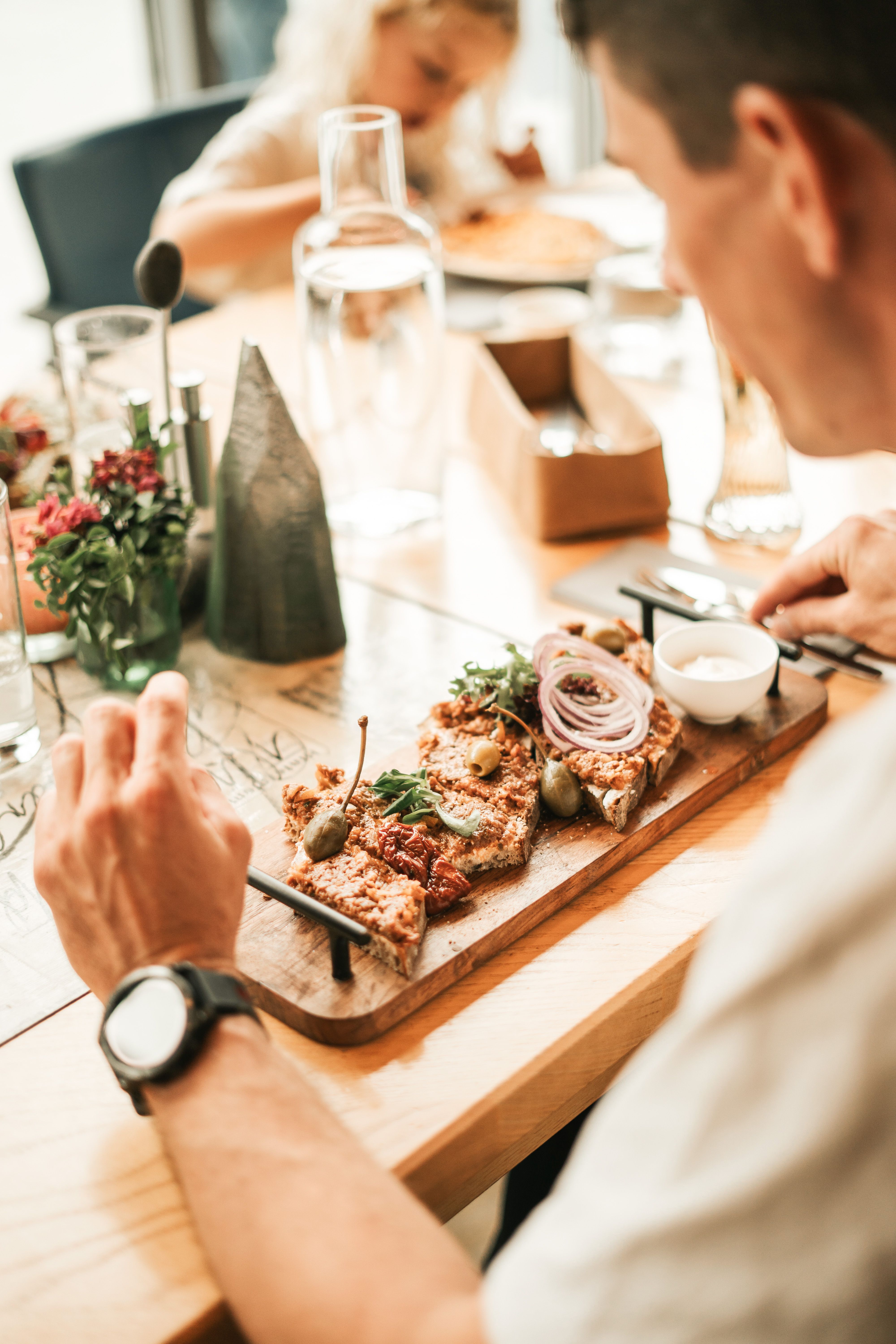 A man enjoys a meal with various dishes at the Glemmtalerhof in Hinterglemm.