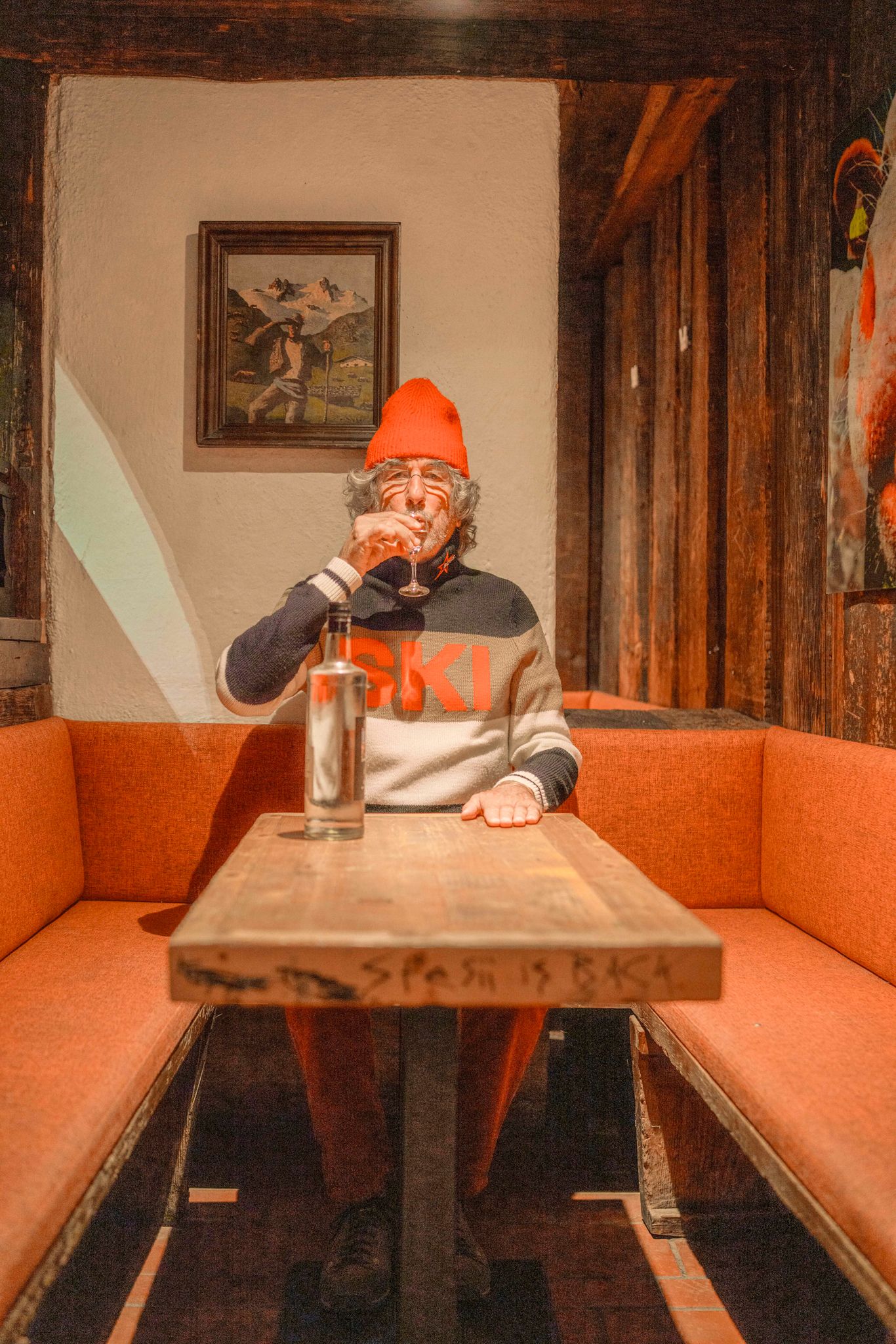 A man drinks in a cozy atmosphere at Glemmtalerhof in Hinterglemm.