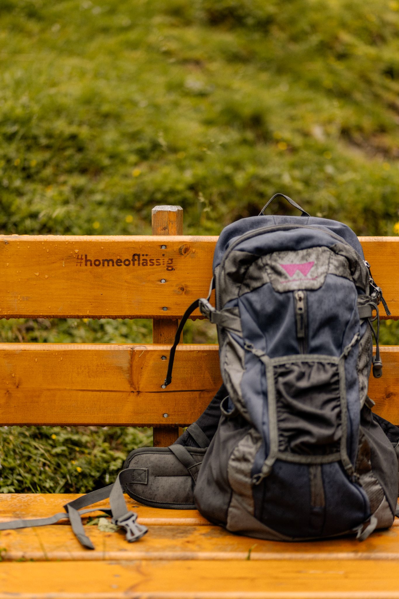 Backpack on a bench in Glemmtal, nature around. Inviting spot for hikers.