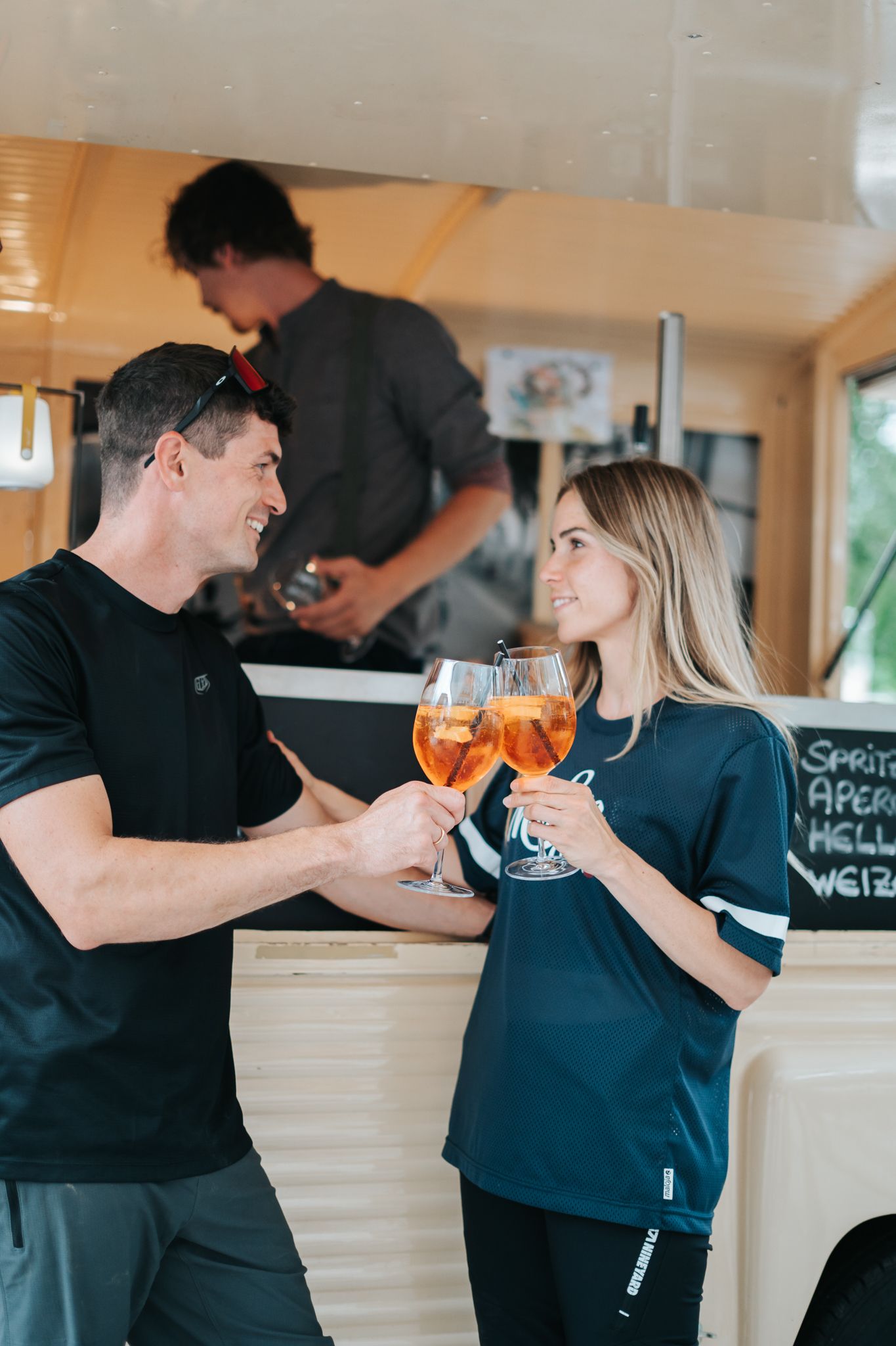 In Glemmtalerhof in Hinterglemm, two people toast with drinks.